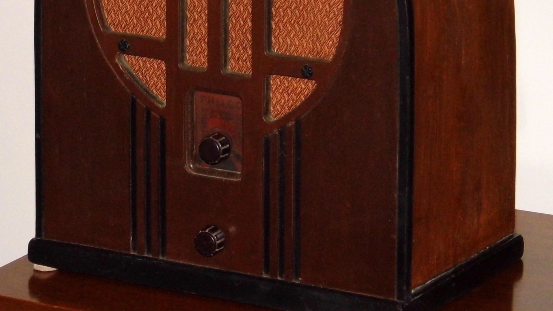 File:Vintage Philco Model 84 Baby Grand (84B) Cathedral Radio, Broadcast Band Only (MW), 4 Vacuum Tubes, Made In USA, Circa 1934 (32488192884).jpg