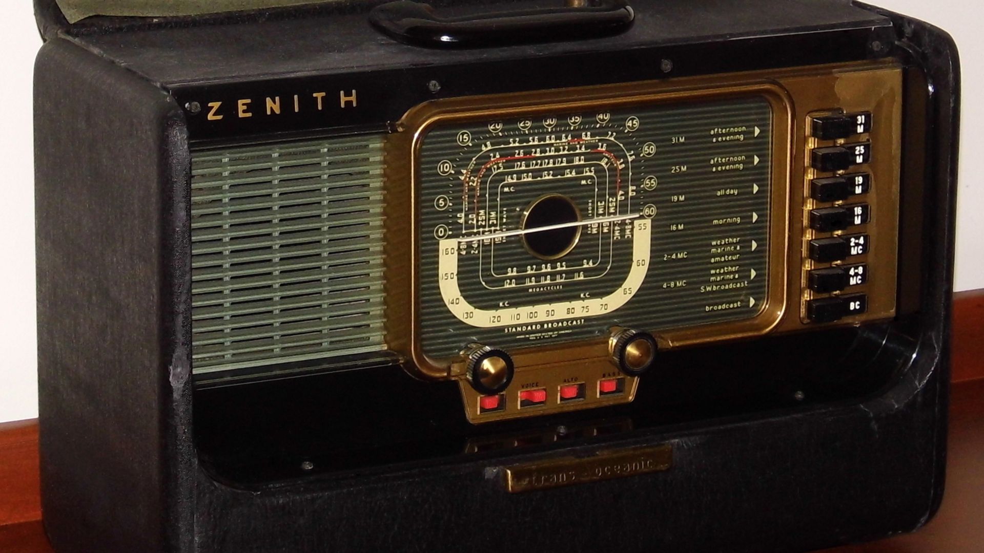 File:Vintage Zenith Trans-Oceanic Multi-Band Radio, Model H-500, Chassis 5H40, Broadcast Plus Shortwave Bands, 5 Vacuum Tubes, Made In USA, Circa 1952 (34435932980).jpg