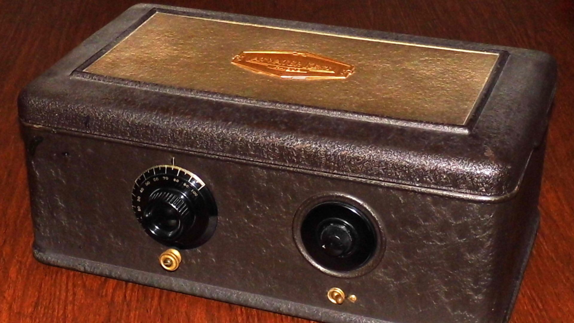 File:Vintage Atwater Kent Radio Receiver, Model 40, AM Band, TRF Without Regeneration, 7 Vacuum Tubes, Metal Cabinet, Made In USA, Circa 1928 (32974069810).jpg