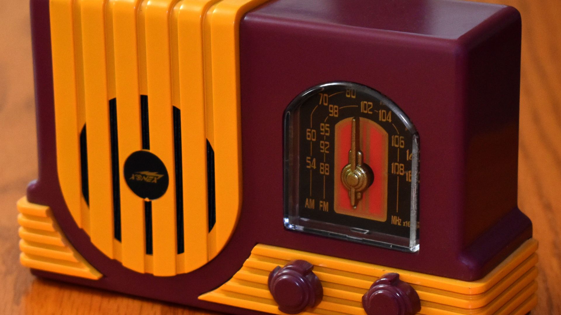 File:Xonex 1940's Collection Novelty AM-FM Radio, Replica Of An Addison 2 Waterfall Catalin Art Deco Radio, Made In China (49588100361).jpg