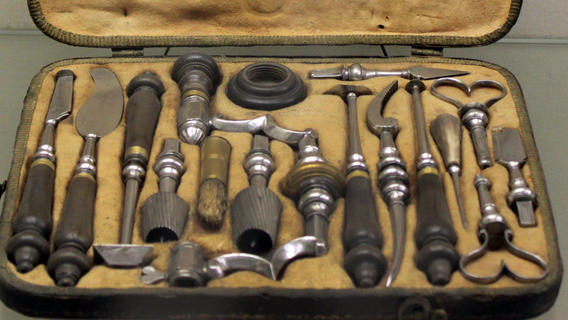 File:1750 Trepanationsbesteck anagoria.JPG