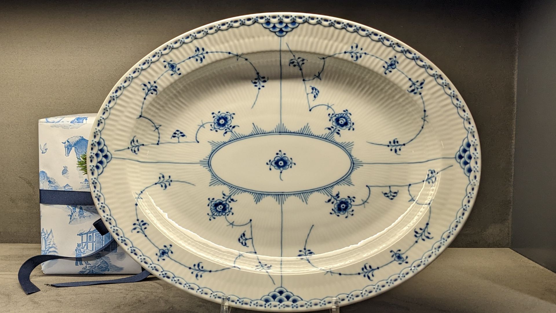 File:Blue Fluted Half Lace Dish.jpg