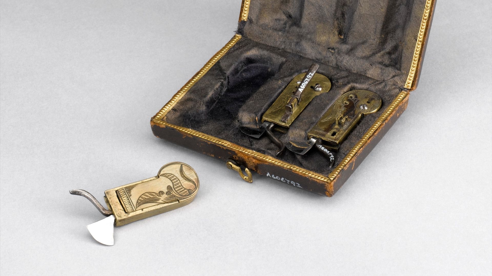 File:Three spring fleam-lancets, cased, possibly Germany, 1701-18 Wellcome L0058007.jpg