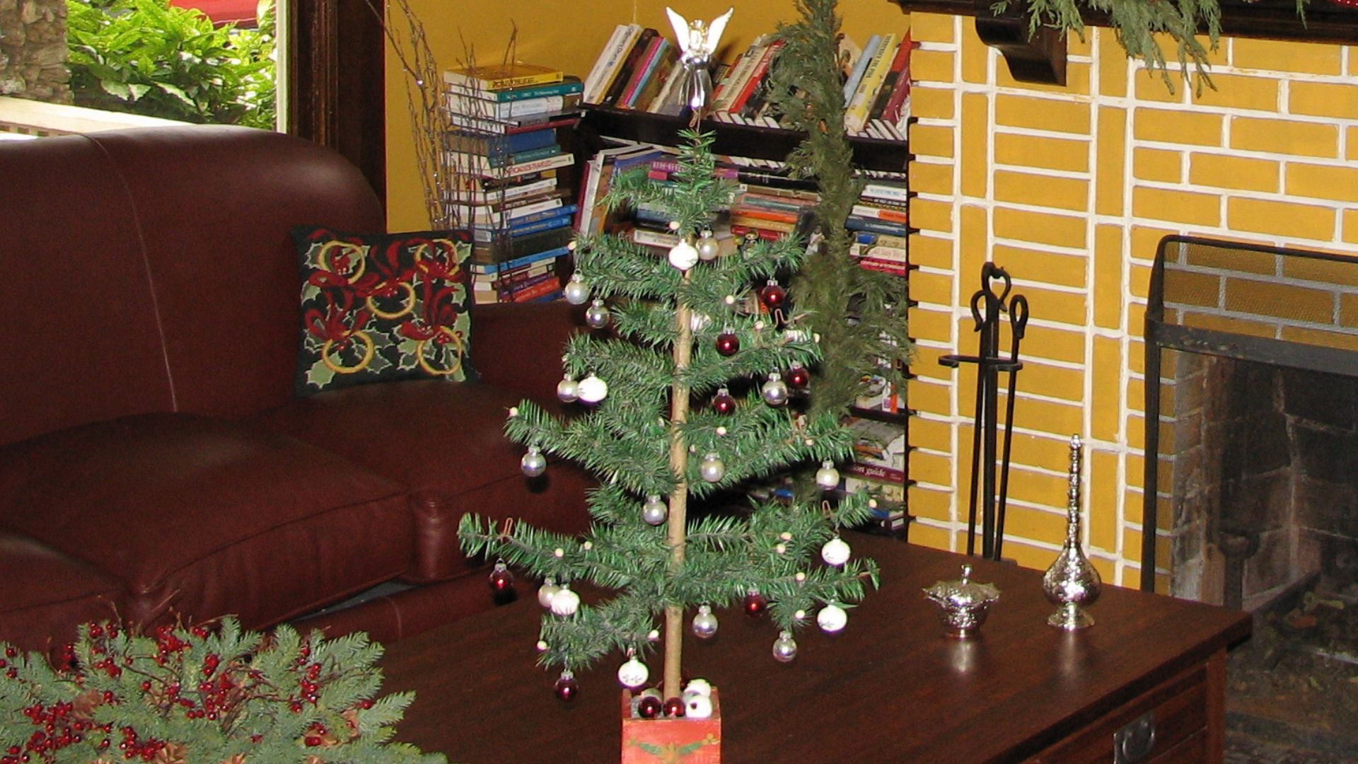 File:Antique feather tree.jpg