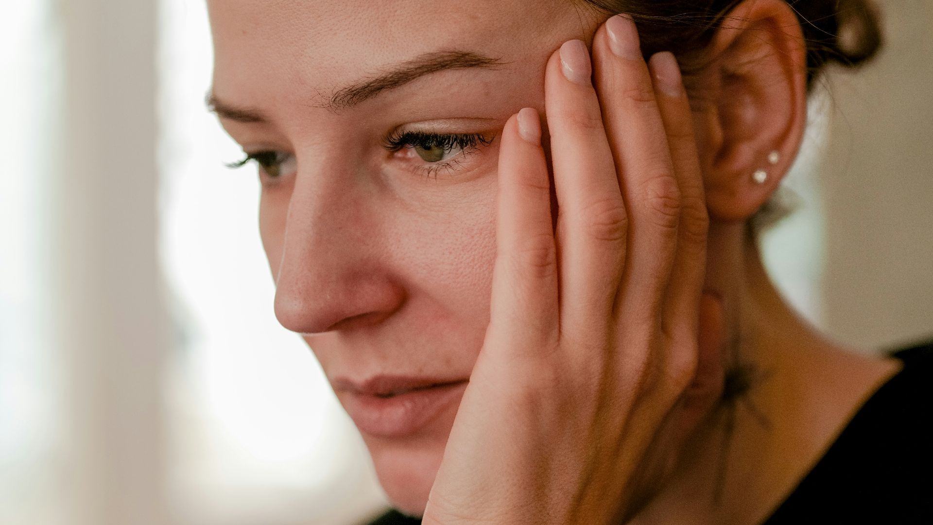 a person with the hand on the face