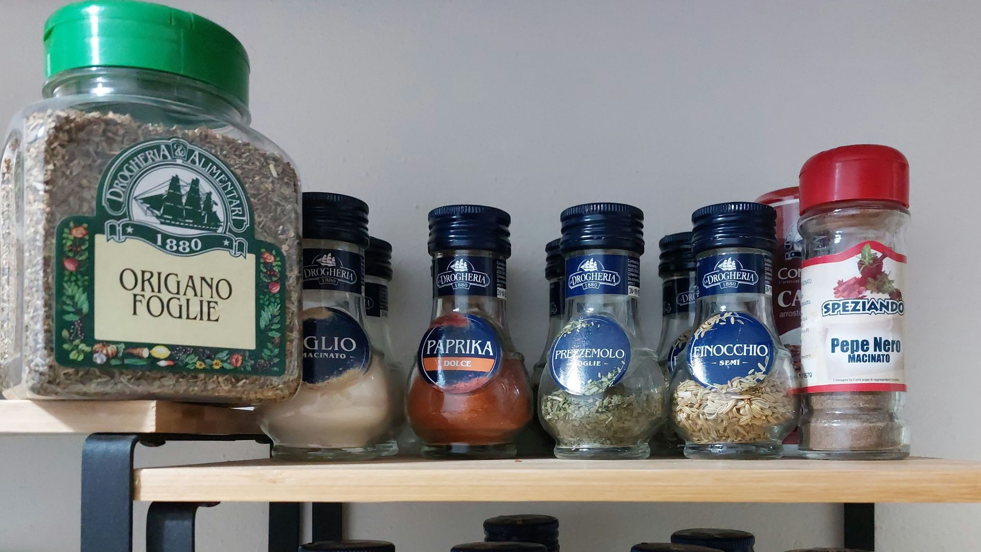 File:My kitchen spices - Oregano, garlic, sweet paprika, parsley, fennel, black pepper, nutmeg, basil, chili pepper.jpg