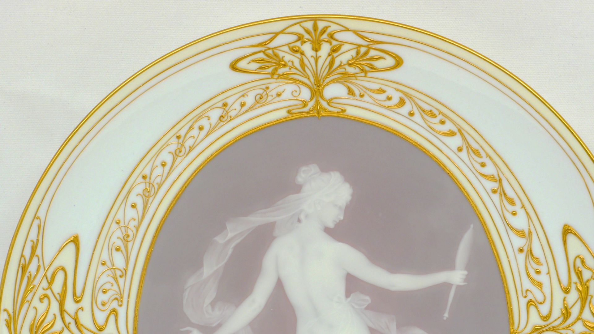 File:Pâte sur pâte Malerei auf Seladon-Fond-1210b.JPG