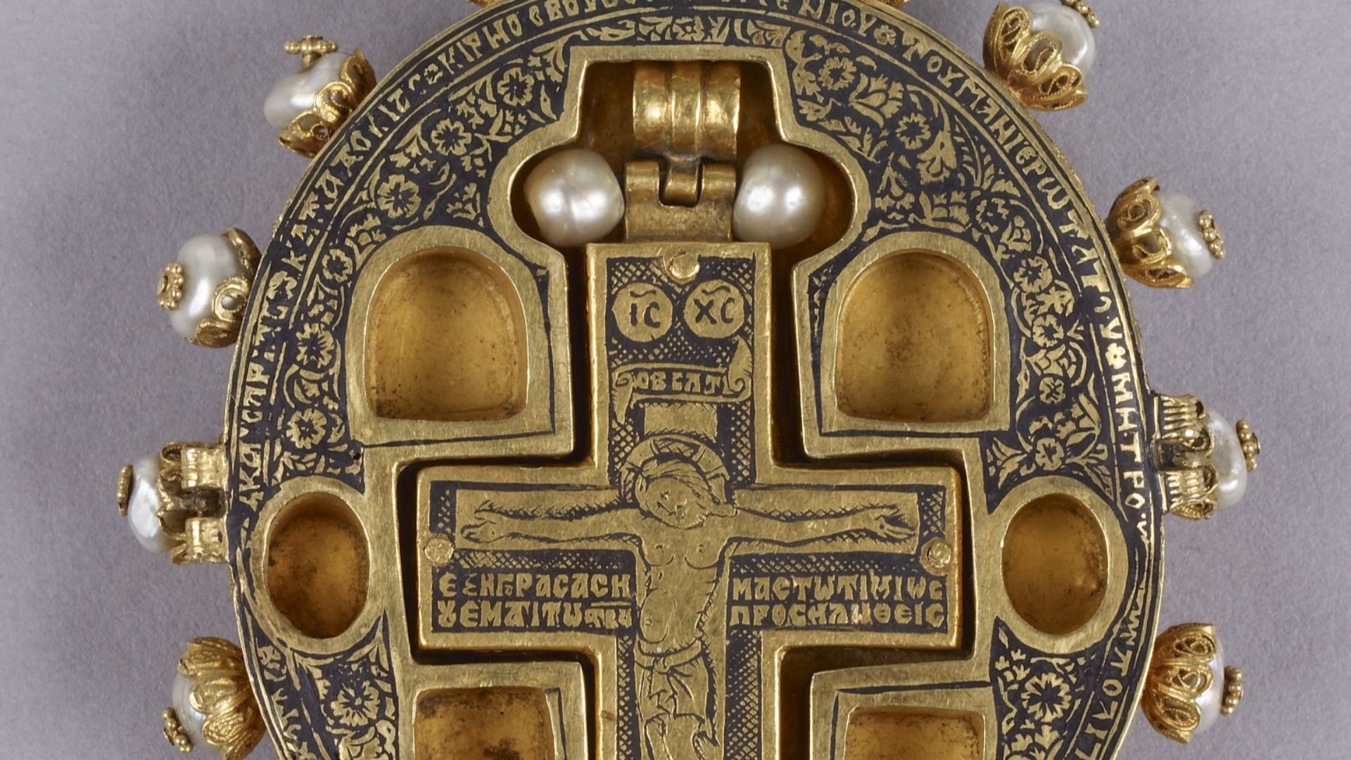 File:Greek - Reliquary Pendant with Virgin and Child - Walters 571511 - Interior (2).jpg