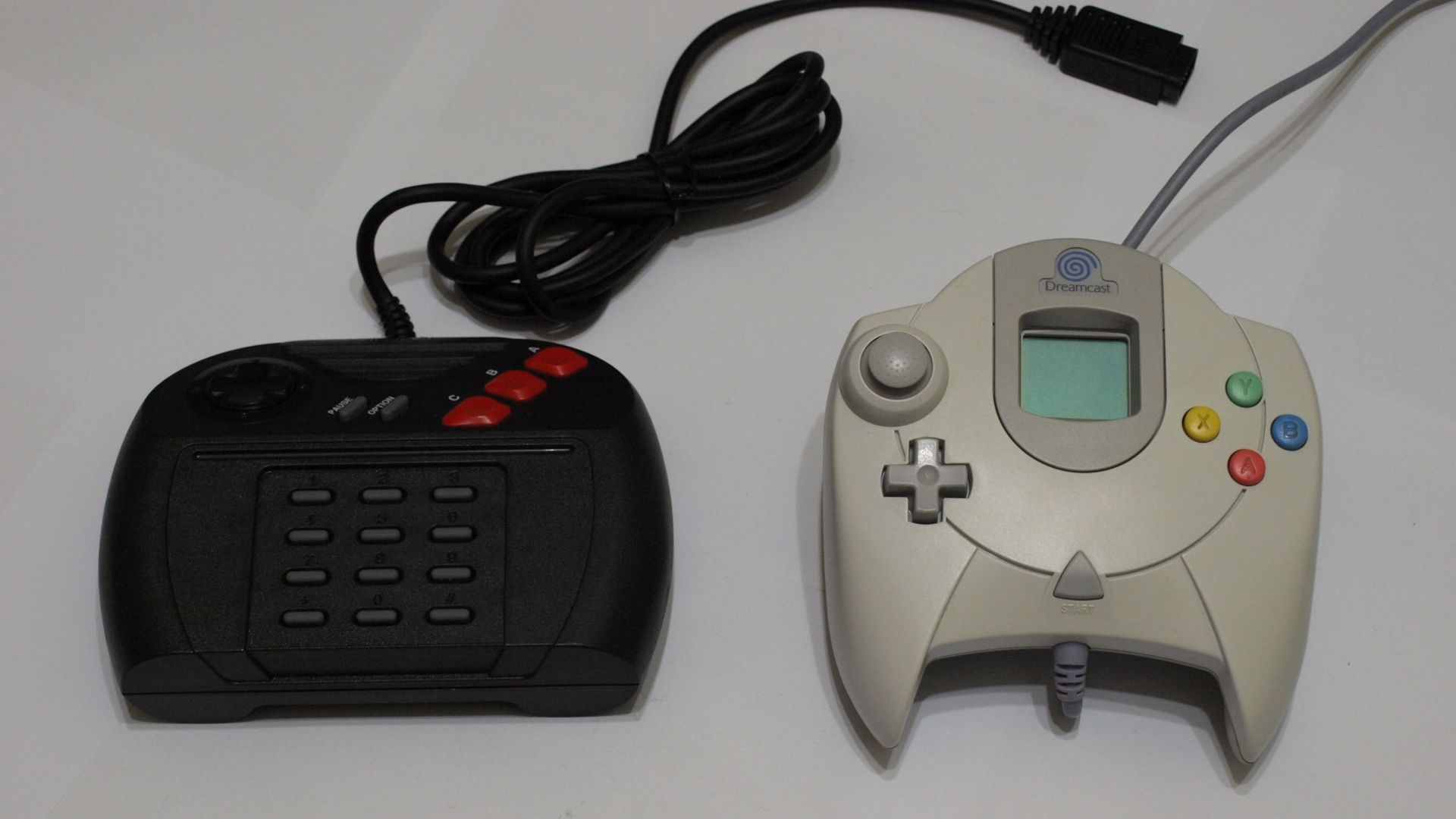File:Jaguar and Dreamcast Controllers.jpg