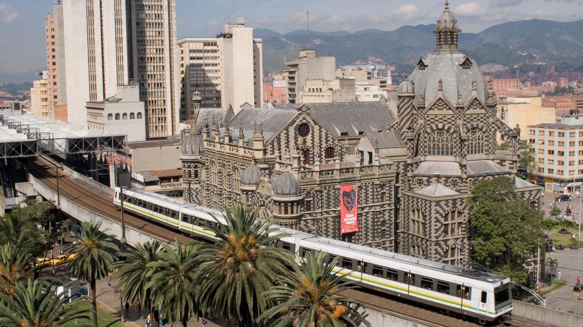 File:Metro de Medellín, Colombia.jpg