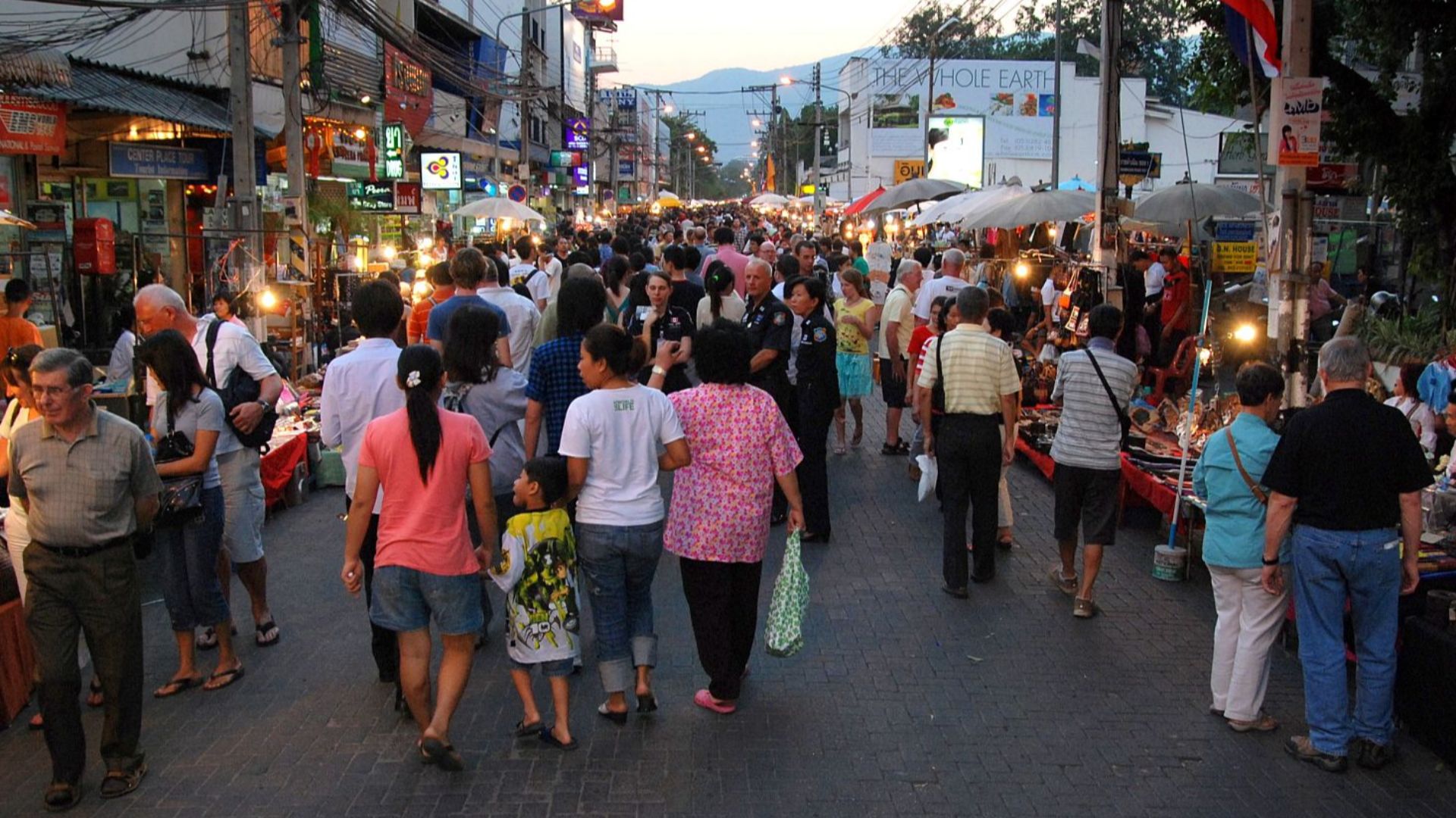 File:Chiang Mai sunday evening walking street.jpg