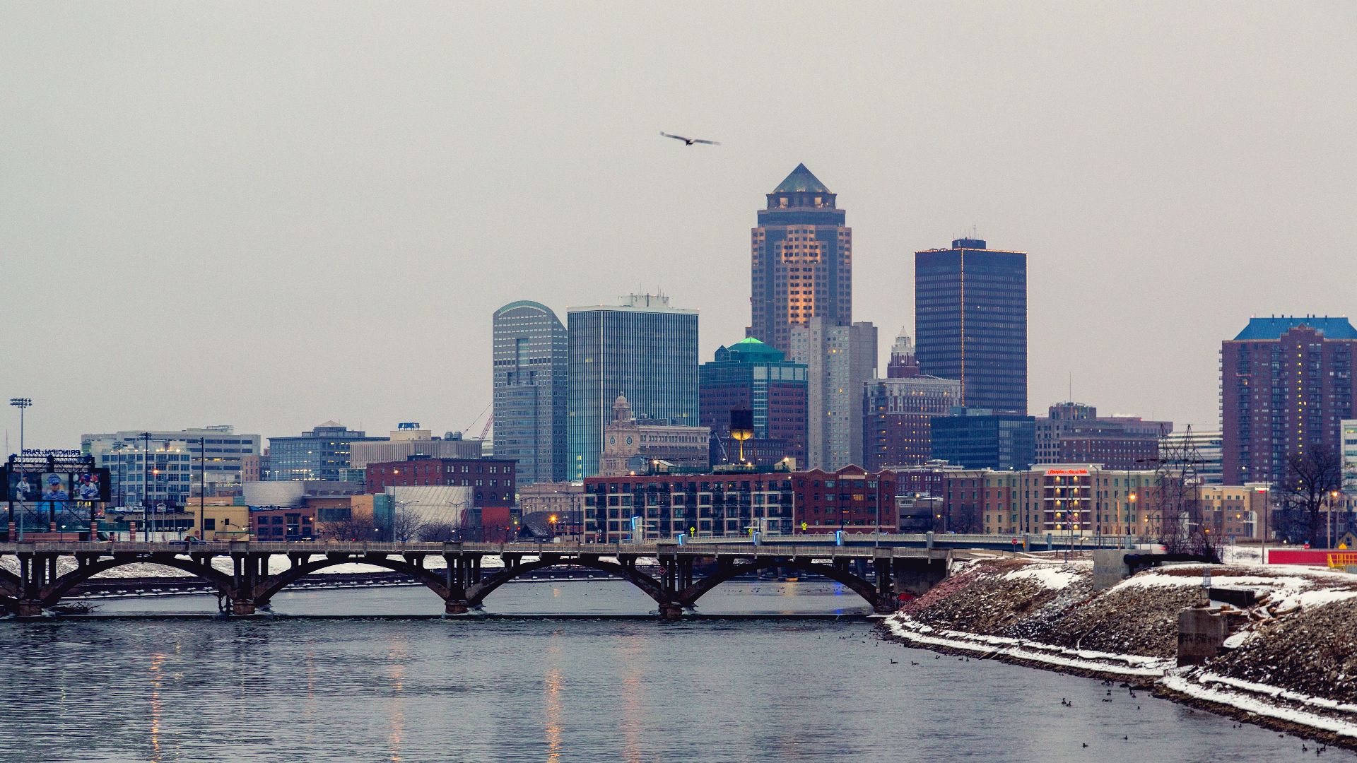 File:Morning Skyline - Des Moines, Iowa - Winter on the Des Moines River (24805016620).jpg