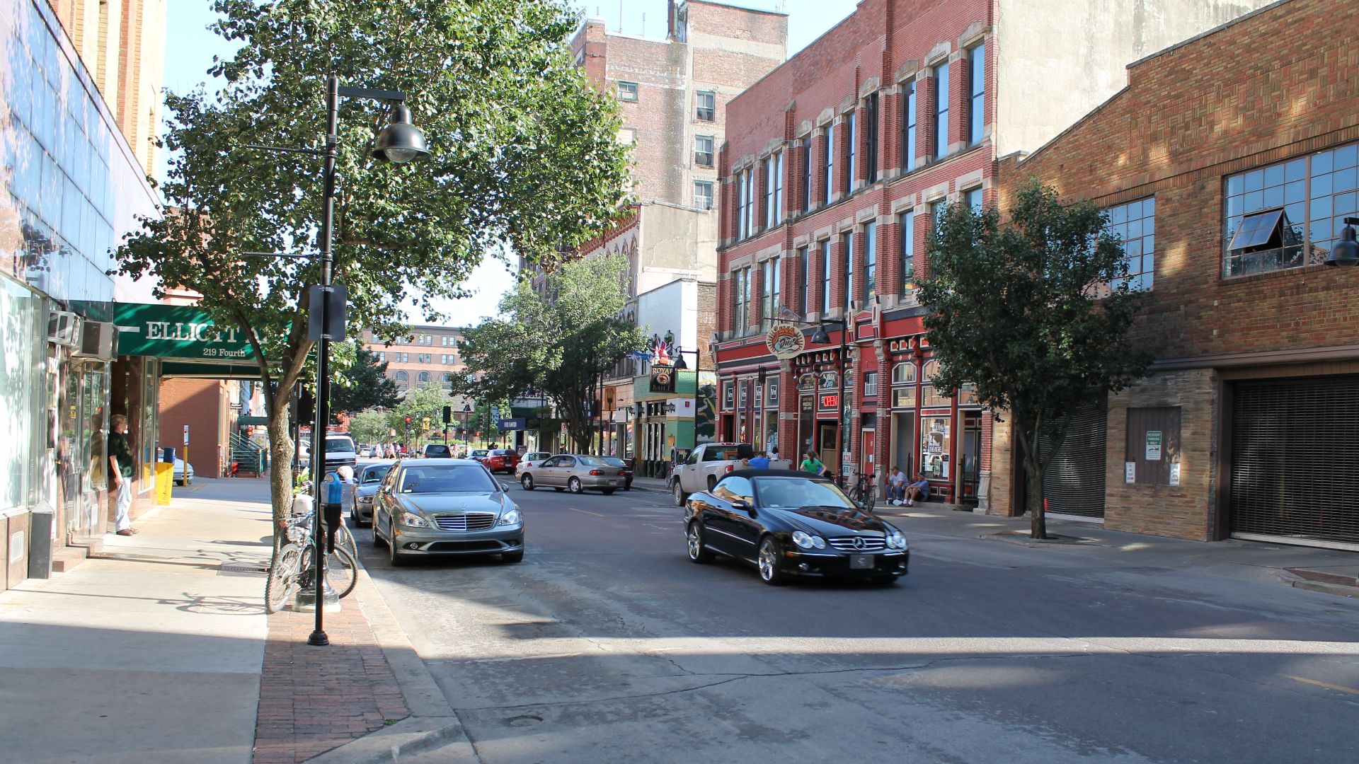 File:4th Street Downtown Des Moines.jpg