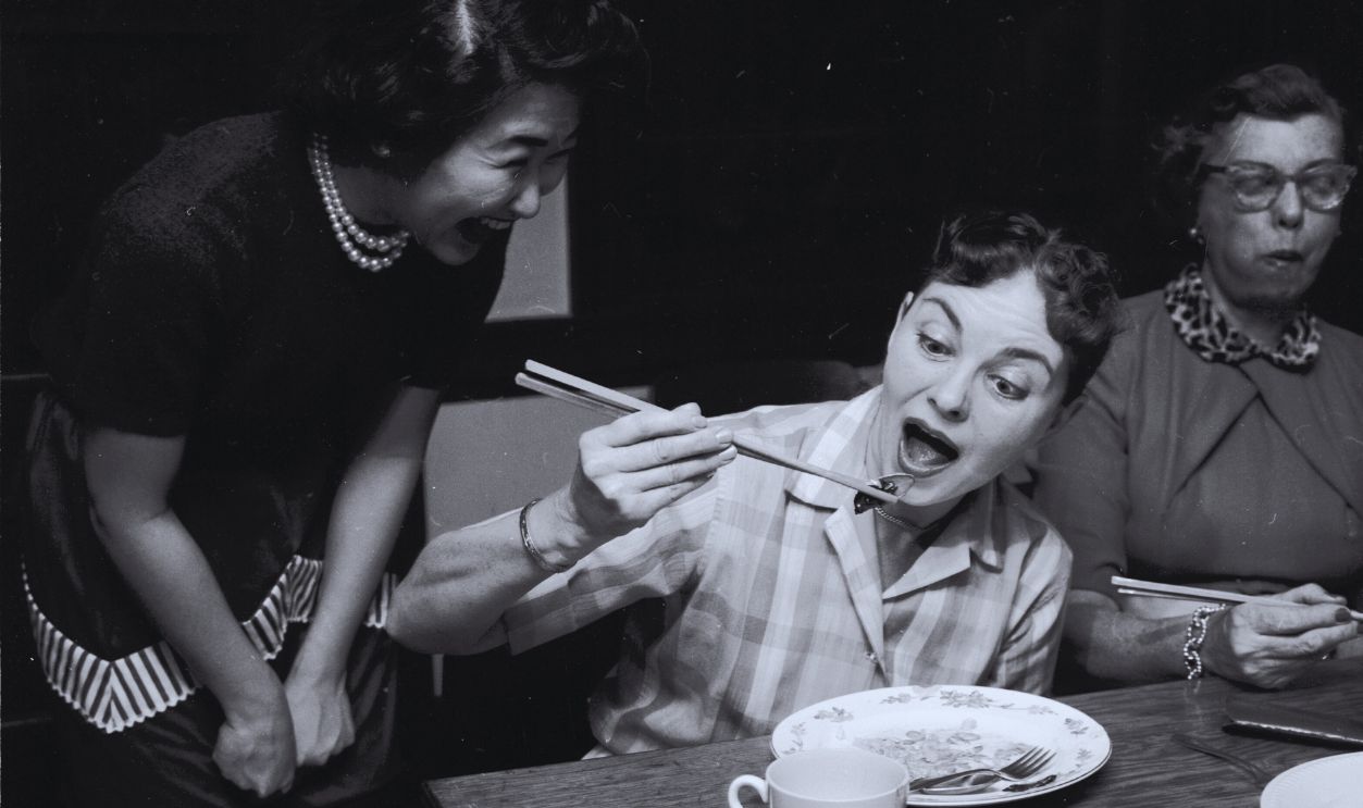 Gettyimages - 2666998, Chopstick Class One of Calvin Lee's pupils attempts to pick up a mussel with a pair of chopsticks, much to the amusement of her teacher, during a class in Chinese cooking in Manhasset.