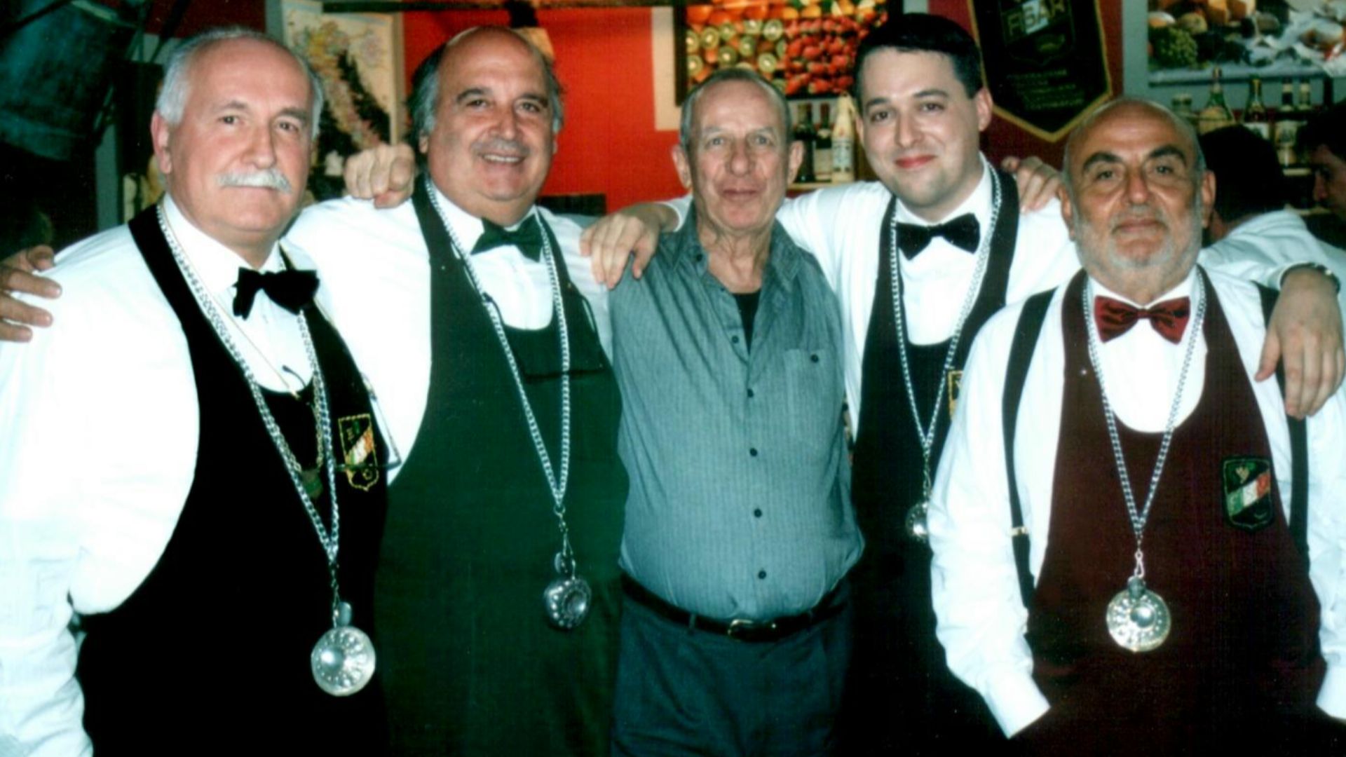 File:Luigi Veronelli assieme a sommelier Fisar.JPG