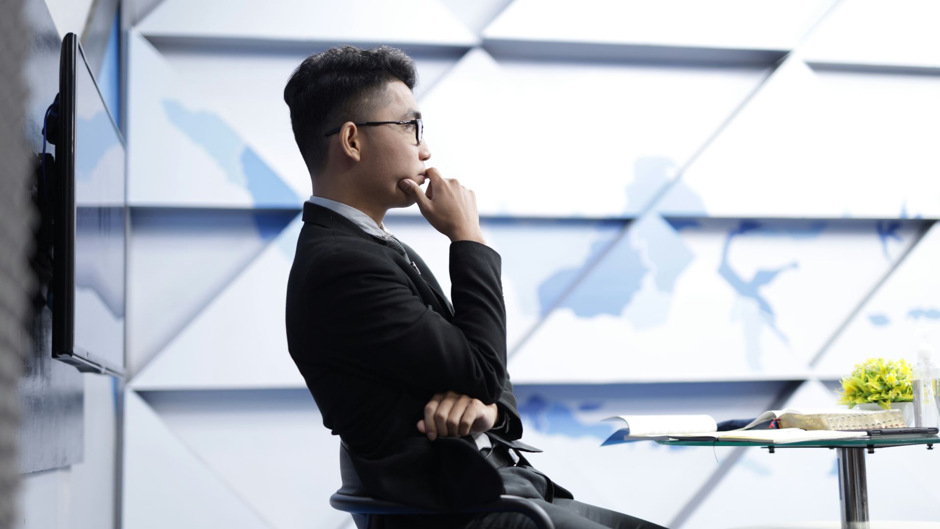 man in black long sleeve shirt sitting on black chair