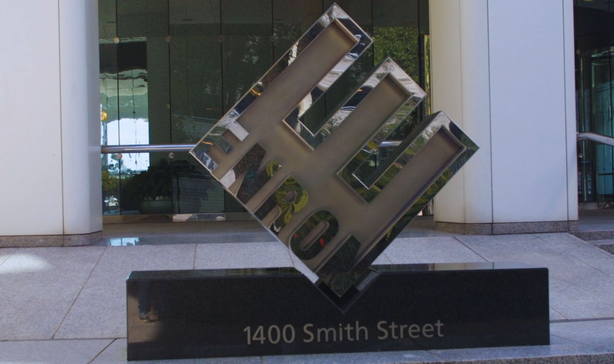 Gettyimages - 51707210, Picture dated 09 January, 2002 shows the entrance HOUSTON, UNITED STATES: Picture dated 09 January, 2002 shows the entrance of Houston based energy trader Enron's corporate headquarters at 1400 Smith in downtown Houston, Texas. US President George W. Bush promised 10 January, 2002 a full investigation into bankrupt energy titan Enron despite its chief executive Ken Lay being a key Bush supporter.