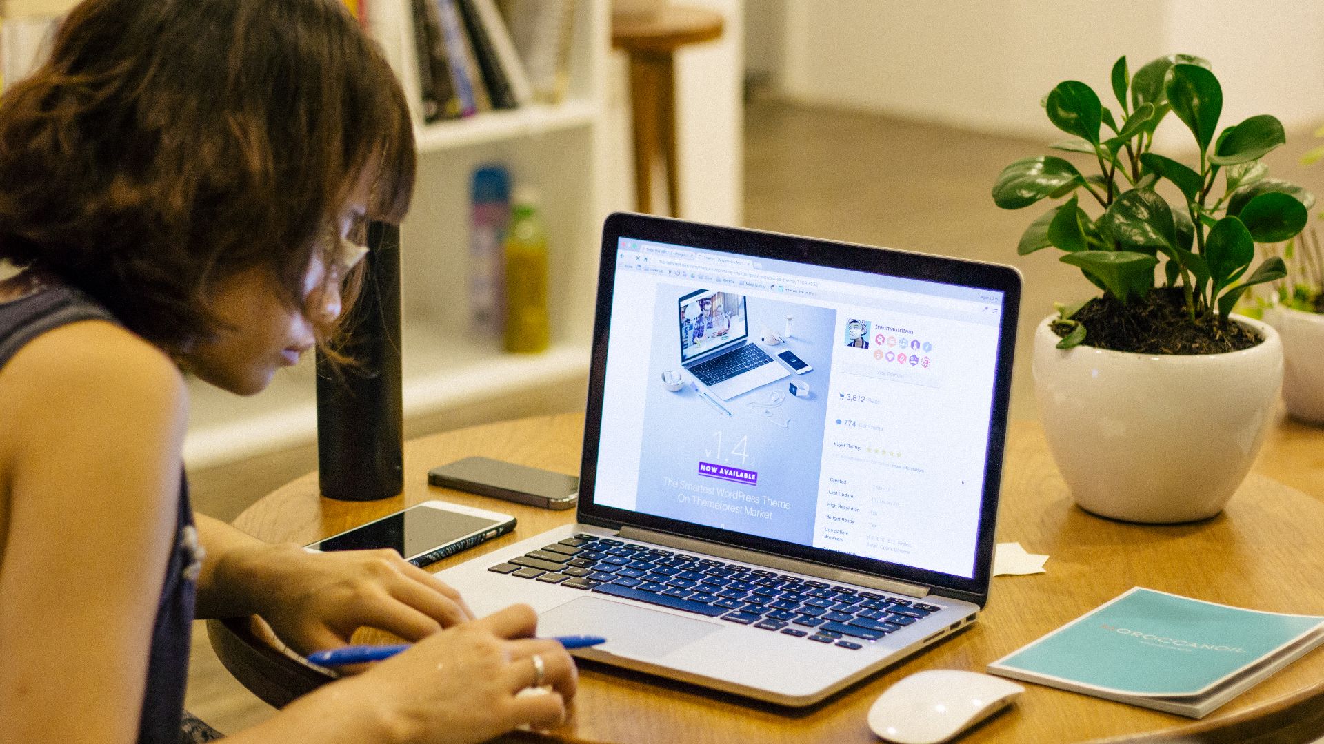 File:Taking notes at a coffee table (Unsplash).jpg