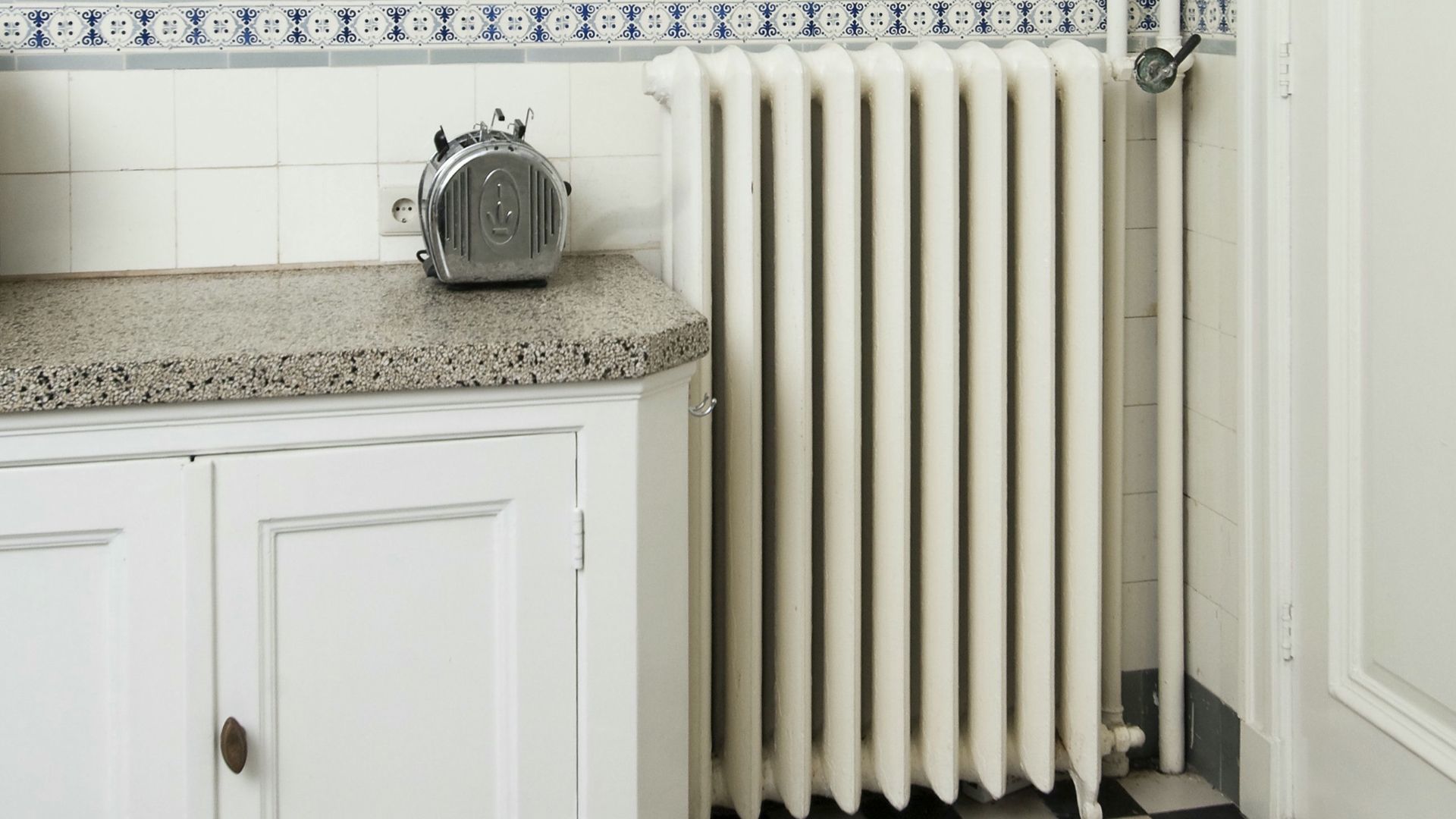 File:Interieur, detail, de radiator in de keuken - Amsterdam - 20423621 - RCE.jpg