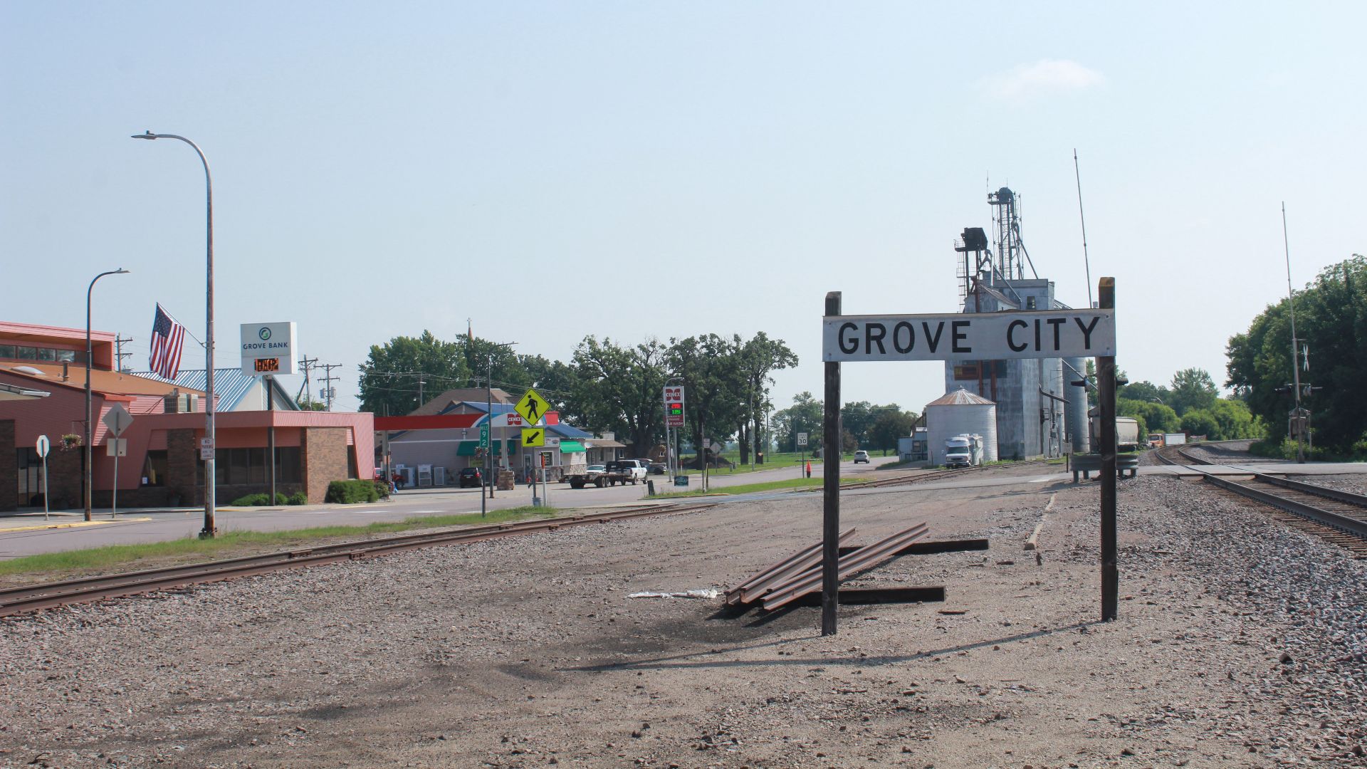 File:Sign identifying city to trains, Grove City, Minnesota-5.jpg
