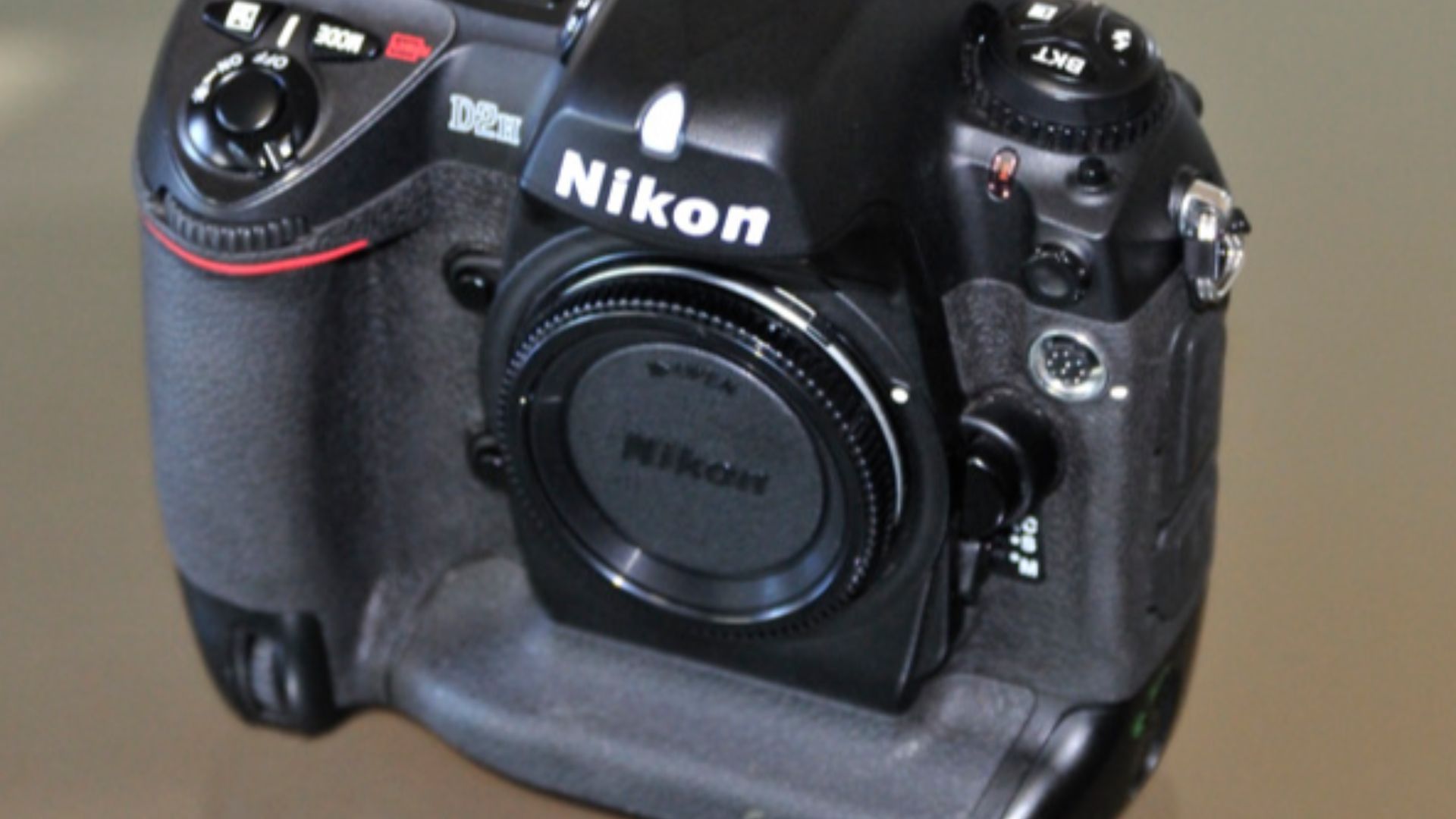 File:Nikon D2H Front quarter.jpg