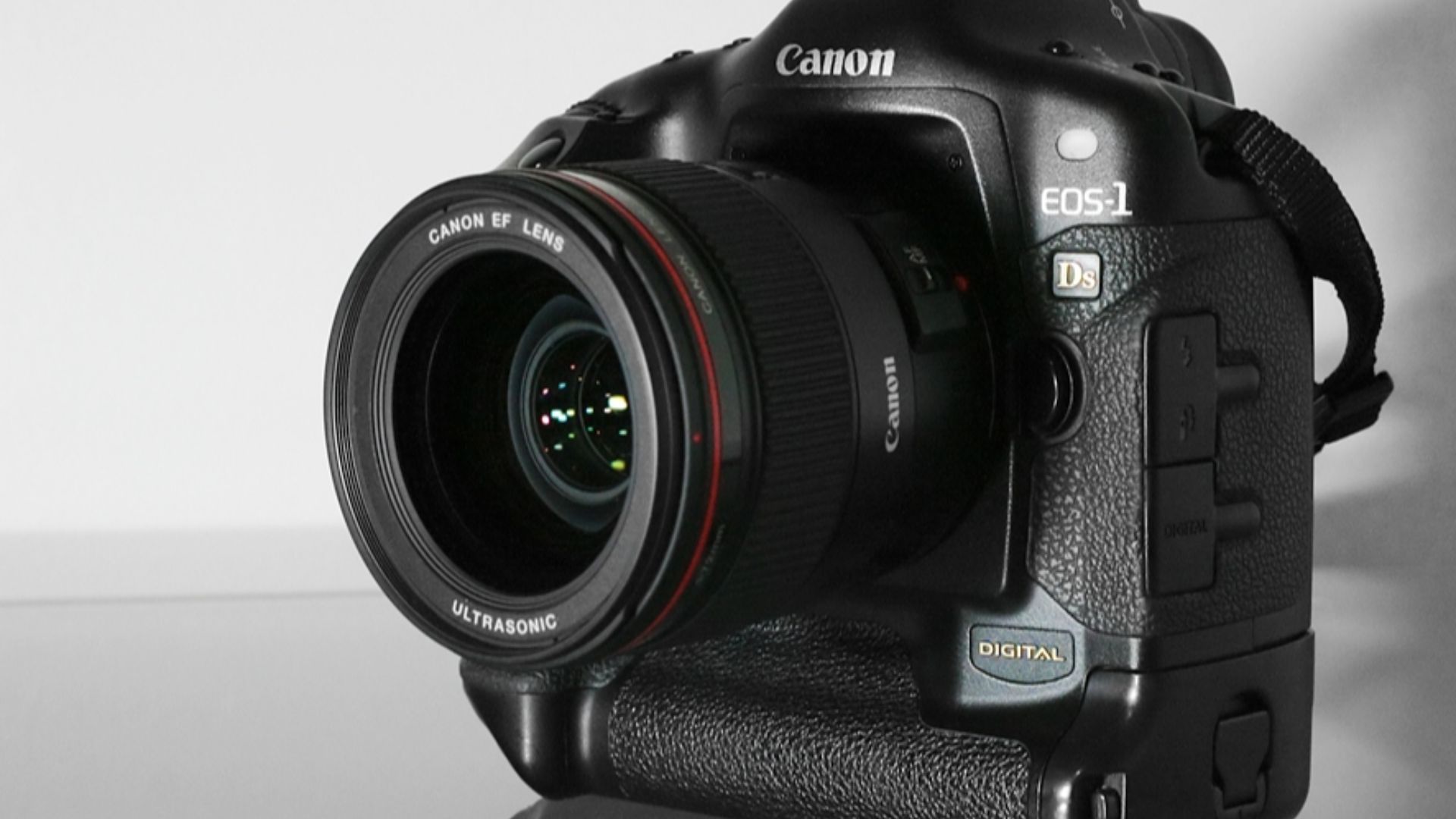 File:Canon EOS-1Ds 01.jpg