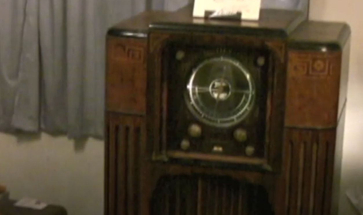 Zenith “Stratosphere” 1000Z Console Radio (1935)