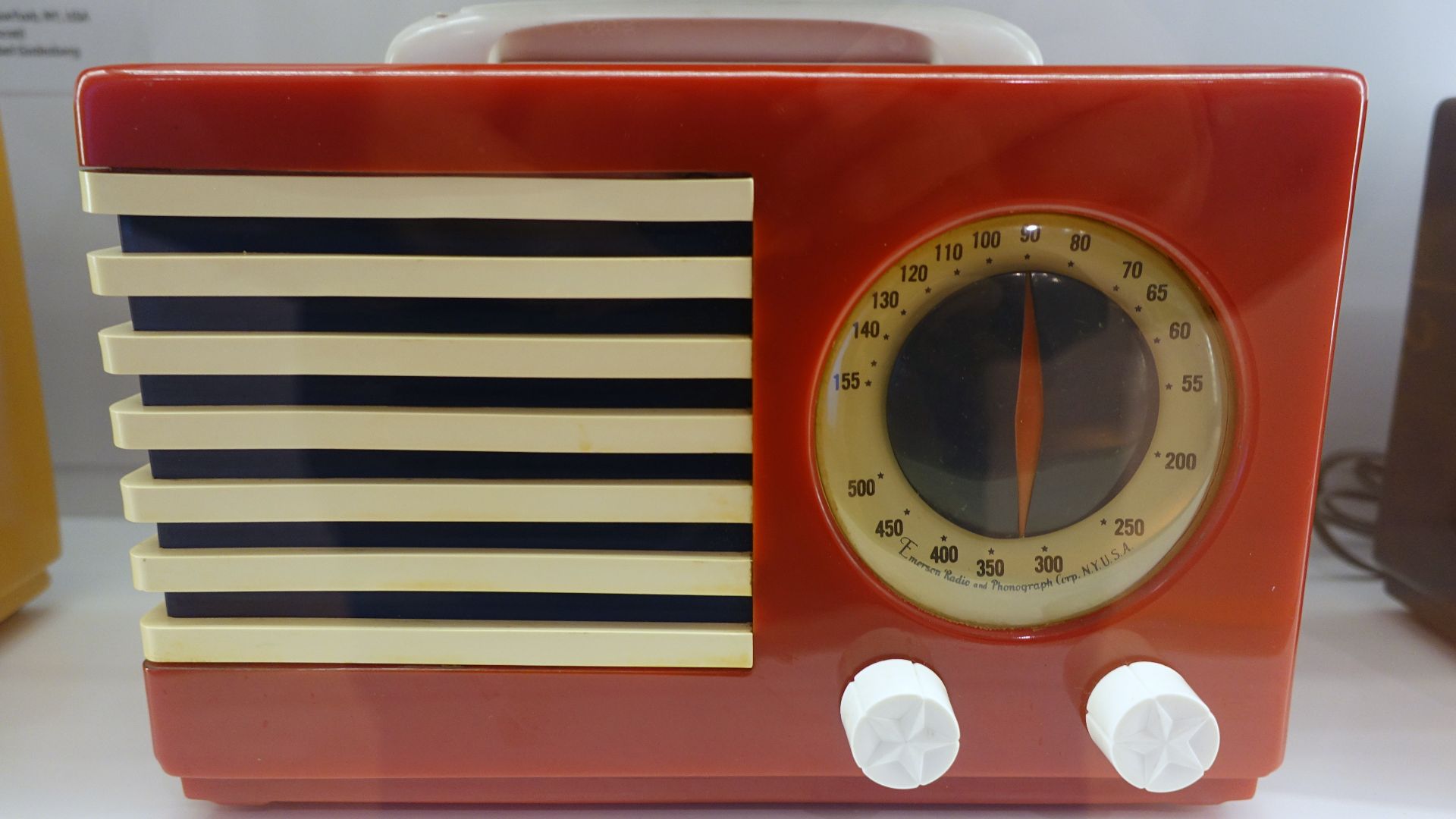 File:Radio Model 400 (FC-400) Patriot, Norman Bel Geddes, Emerson, Catalin case - Museum für Angewandte Kunst Köln - Cologne, Germany - DSC09461.jpg