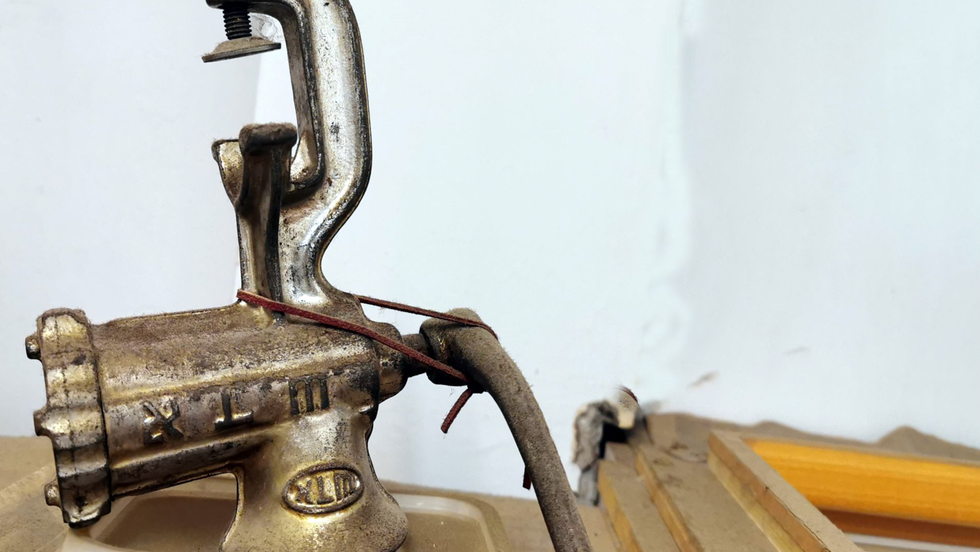 File:PikiWiki Israel 67588 an old meat grinder.jpg