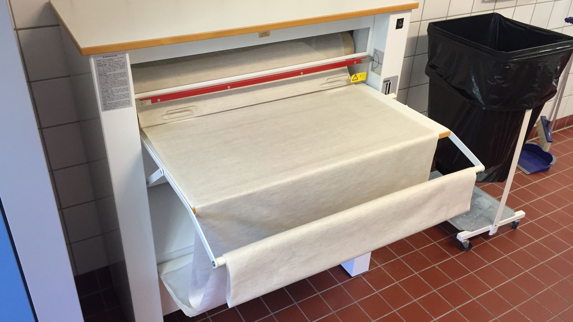 File:Modern mangle in a Swedish laundry room.jpg