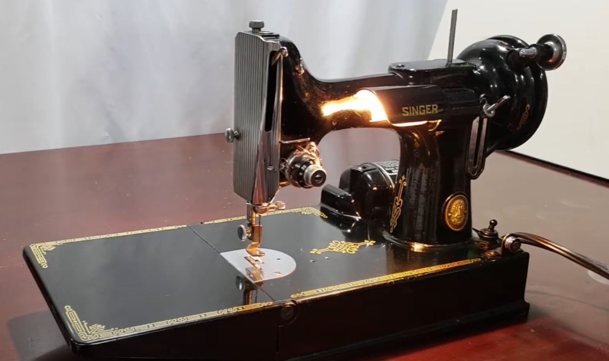 Singer Featherweight 221 Sewing Machine (1933–1960s)