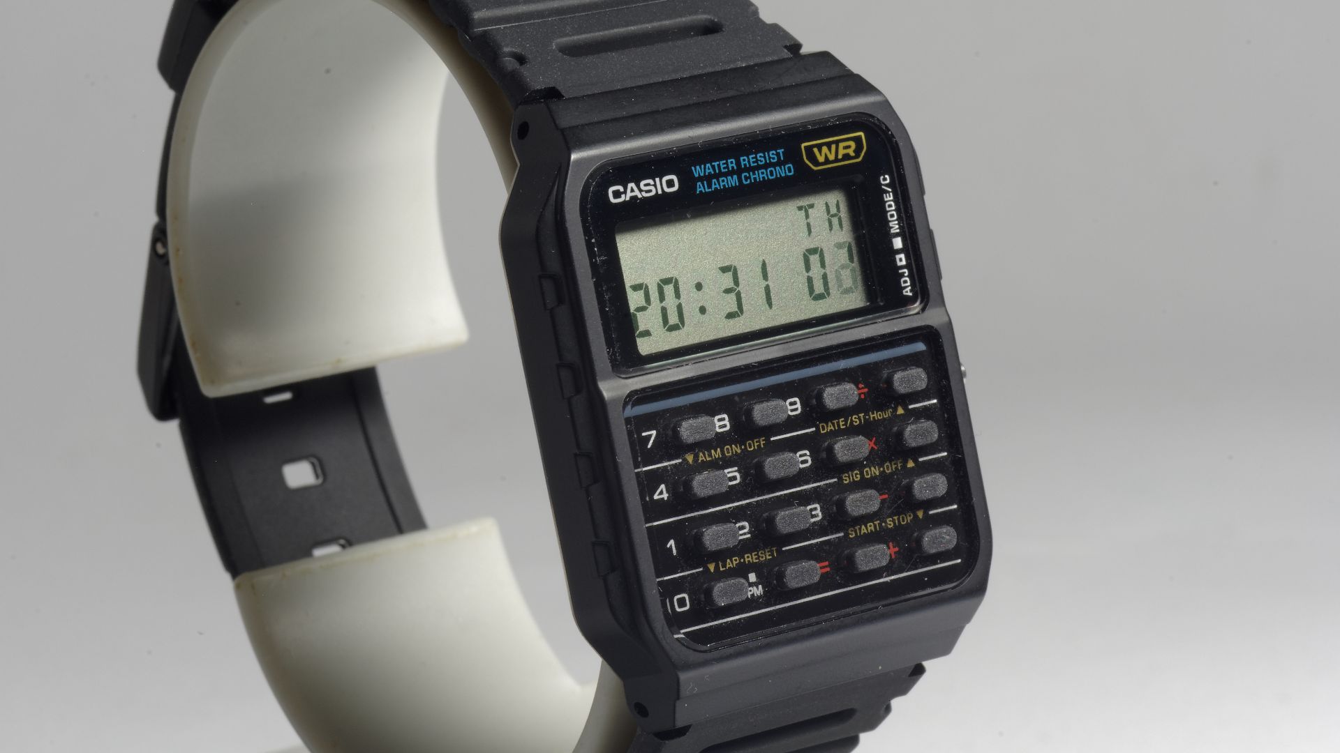 File:Casio-CA53-1EZ seitlich rechts auf Aufsteller 2022.jpg