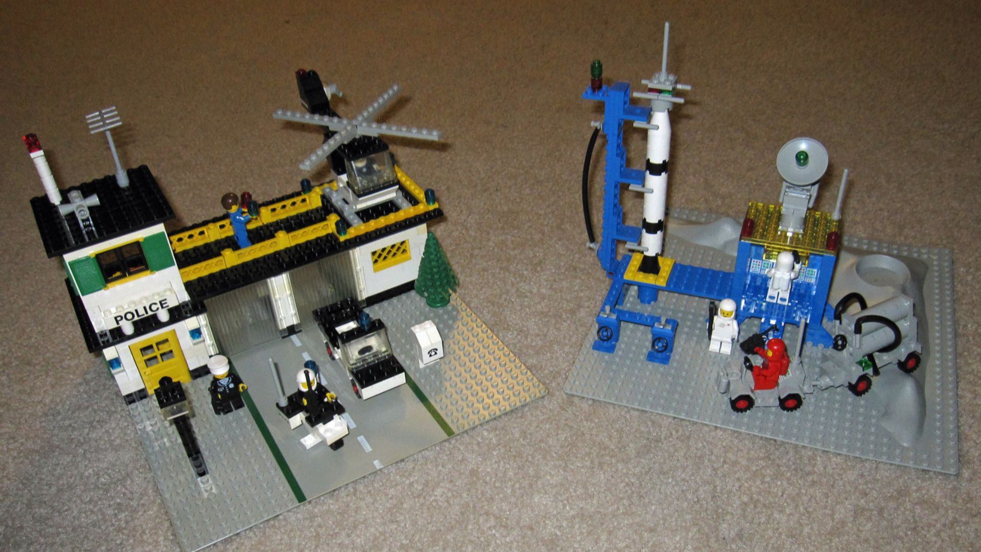 File:Lego Town Set 588 and Lego Space Set 483 (8042568664).jpg
