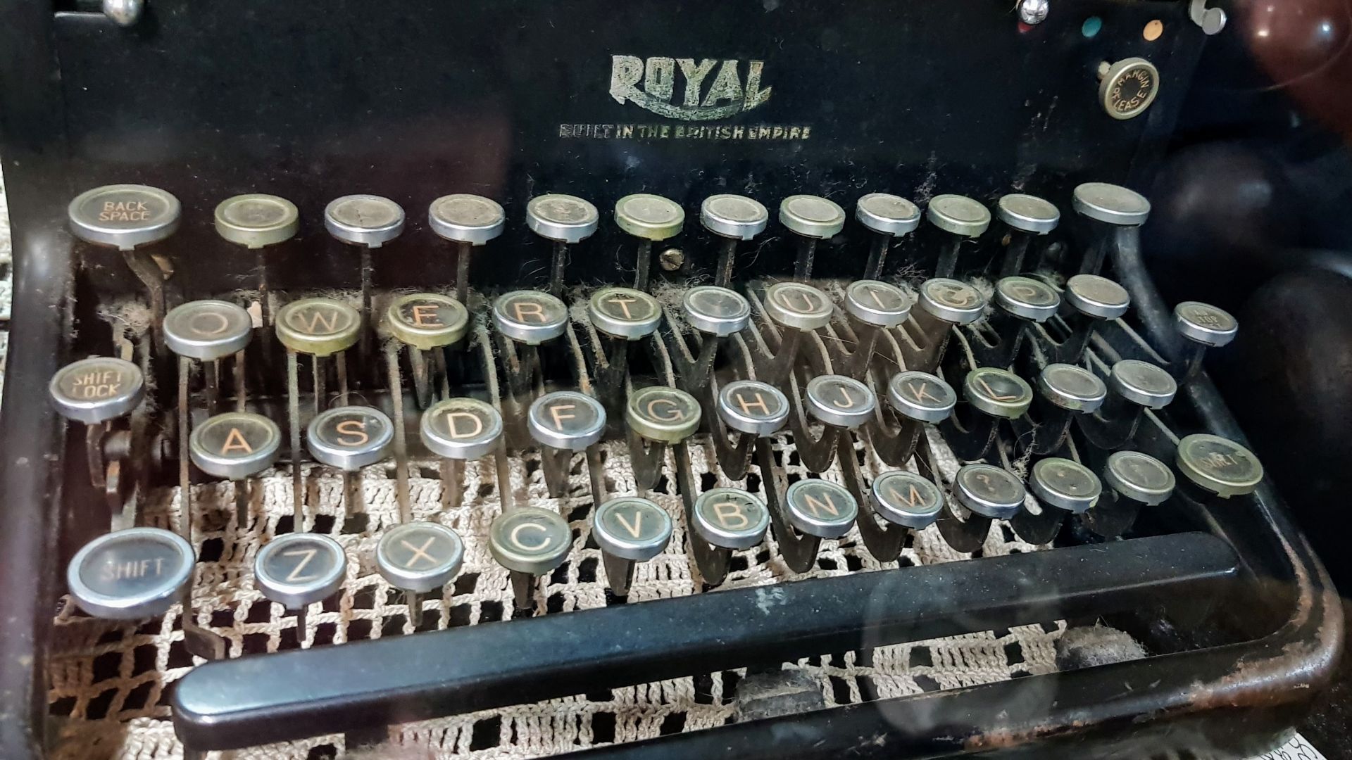 File:2018-09-22 Royal typewriter keyboard.jpg
