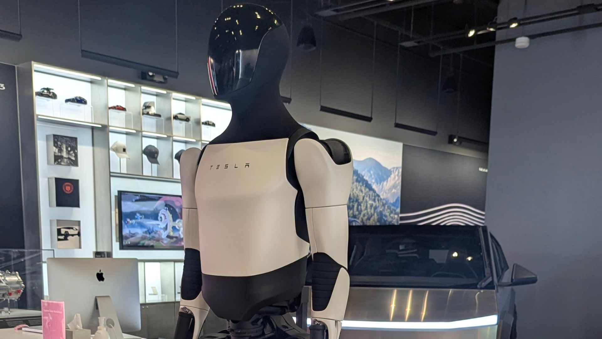 File:Optimus bot at Tesla showroom - 20251118 - 02.jpg