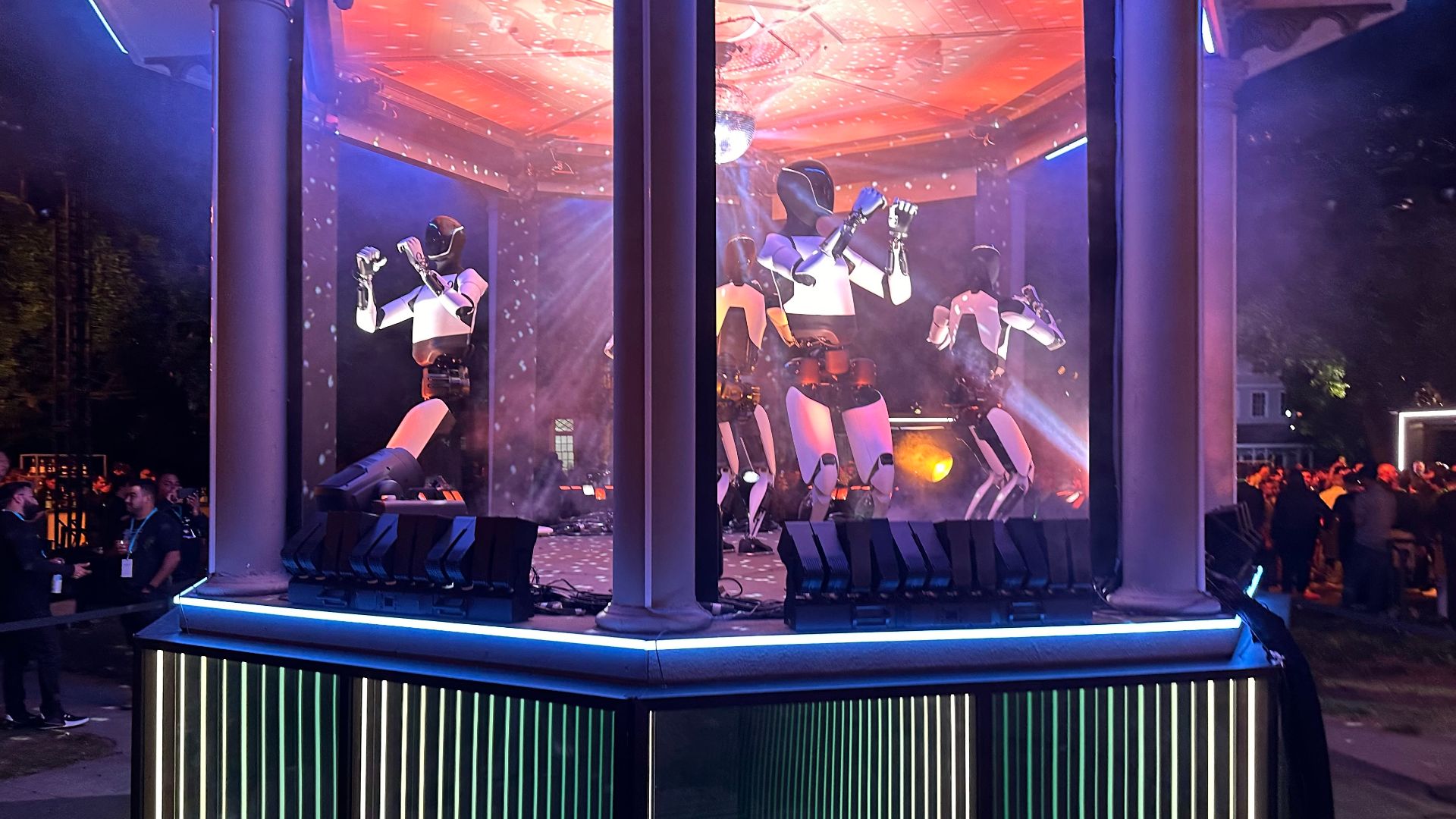 File:Robo-dancing dance dance revolution.jpg