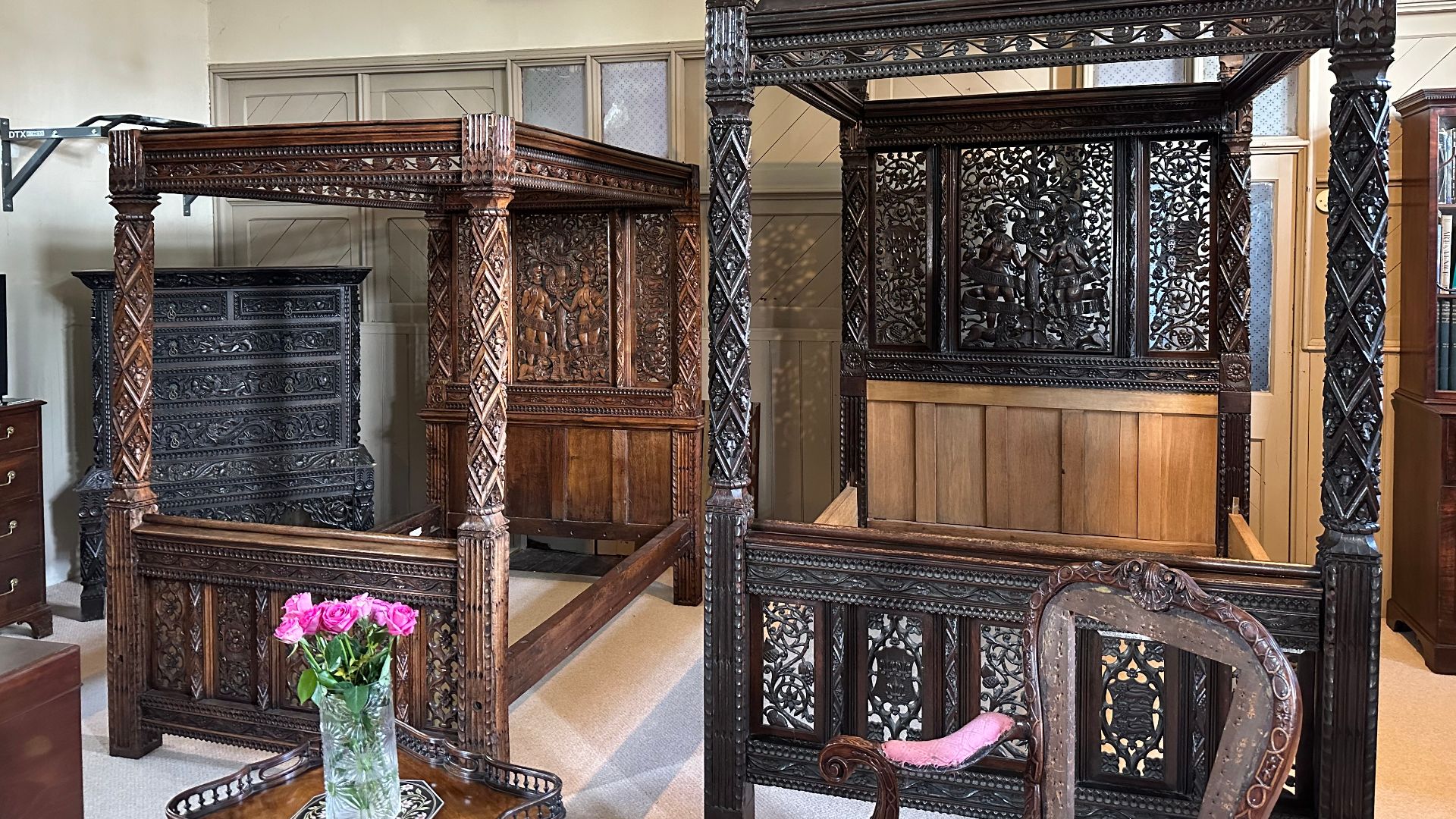 File:Comparison of the Tudor and Victorian copy bed.jpg