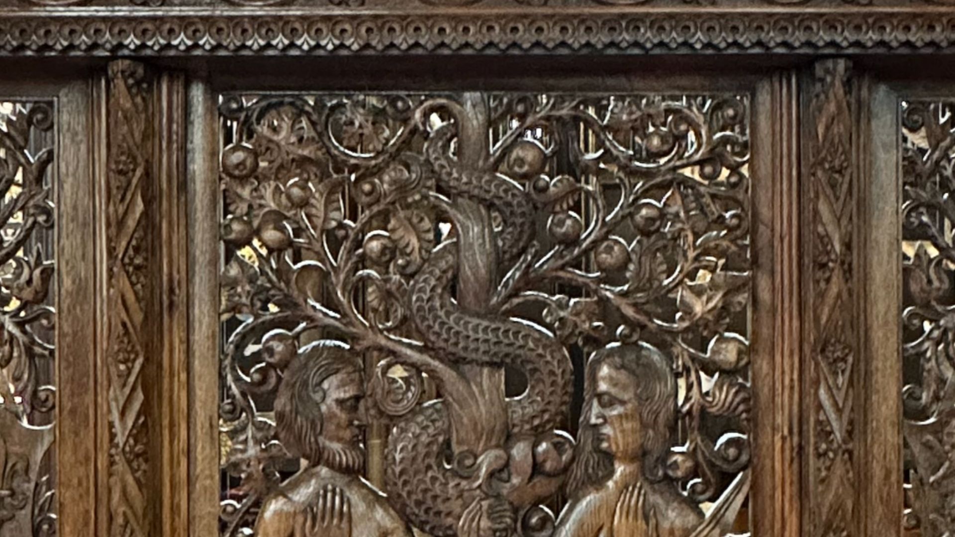 File:Detail of the headboard of the George Shaw Henricus Rex copy bed.png