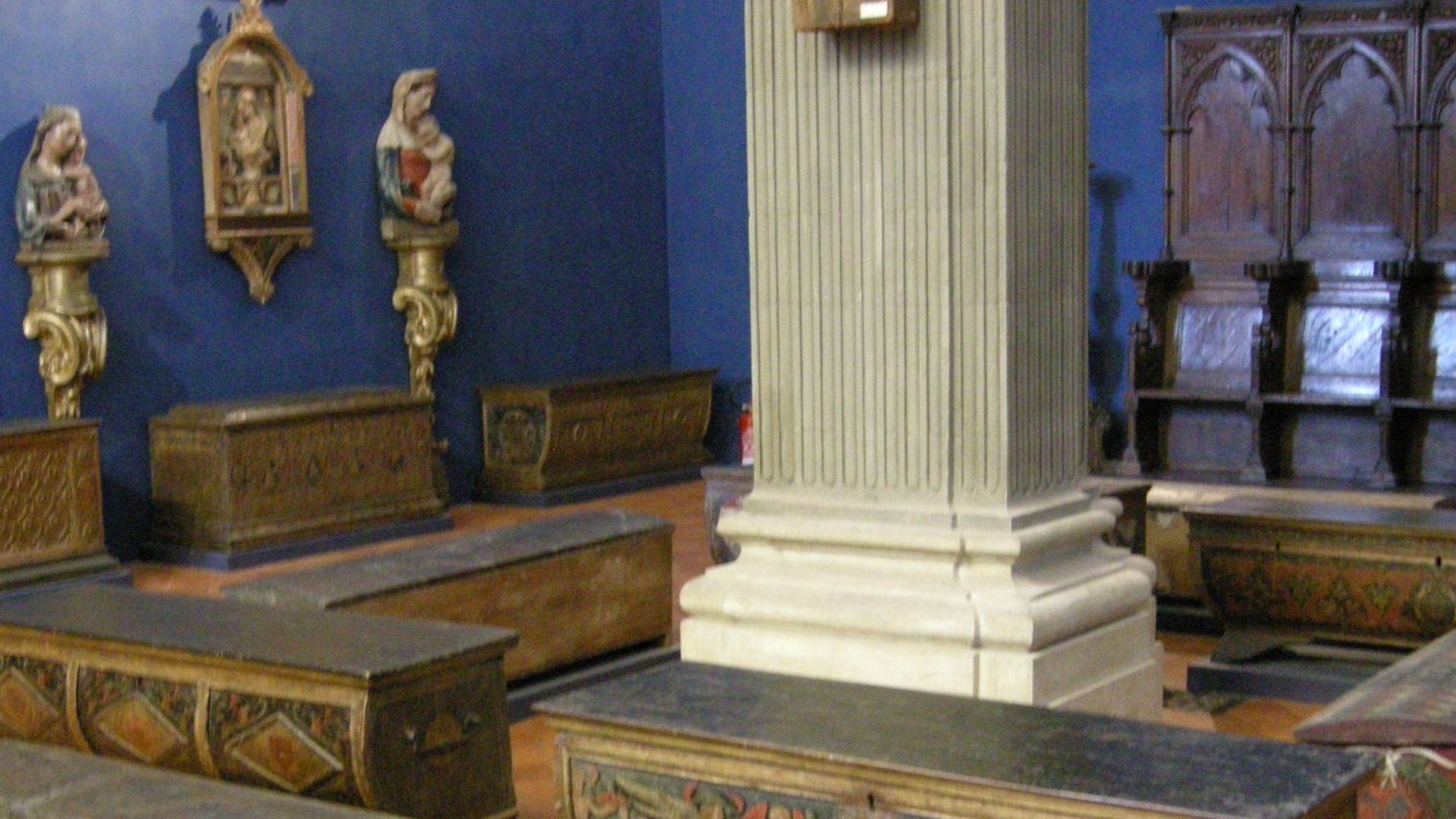 File:Sala del crocifisso, cassoni dipinti.JPG