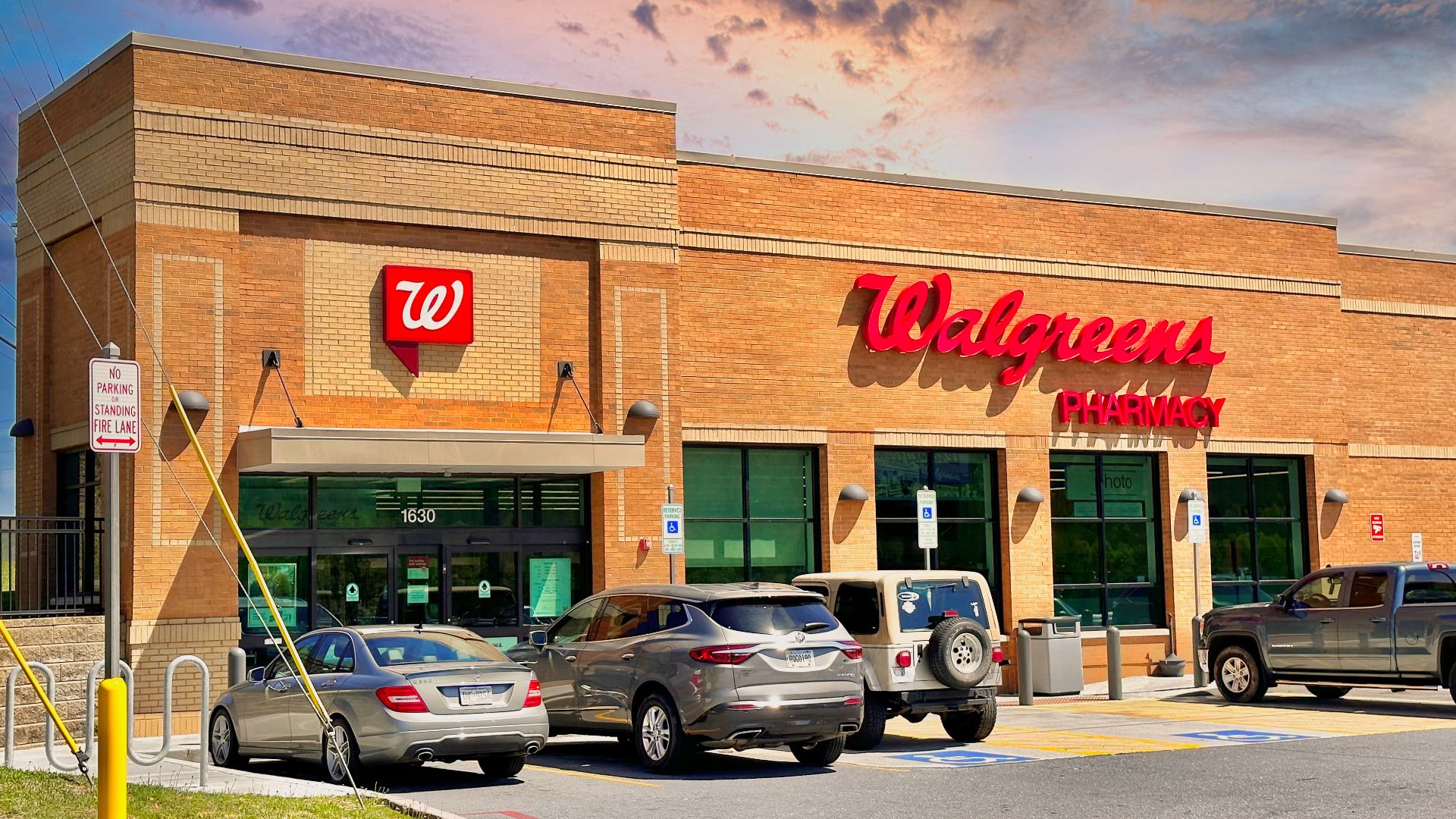 File:A Walgreens pharmacy in Murphy, North Carolina.jpg