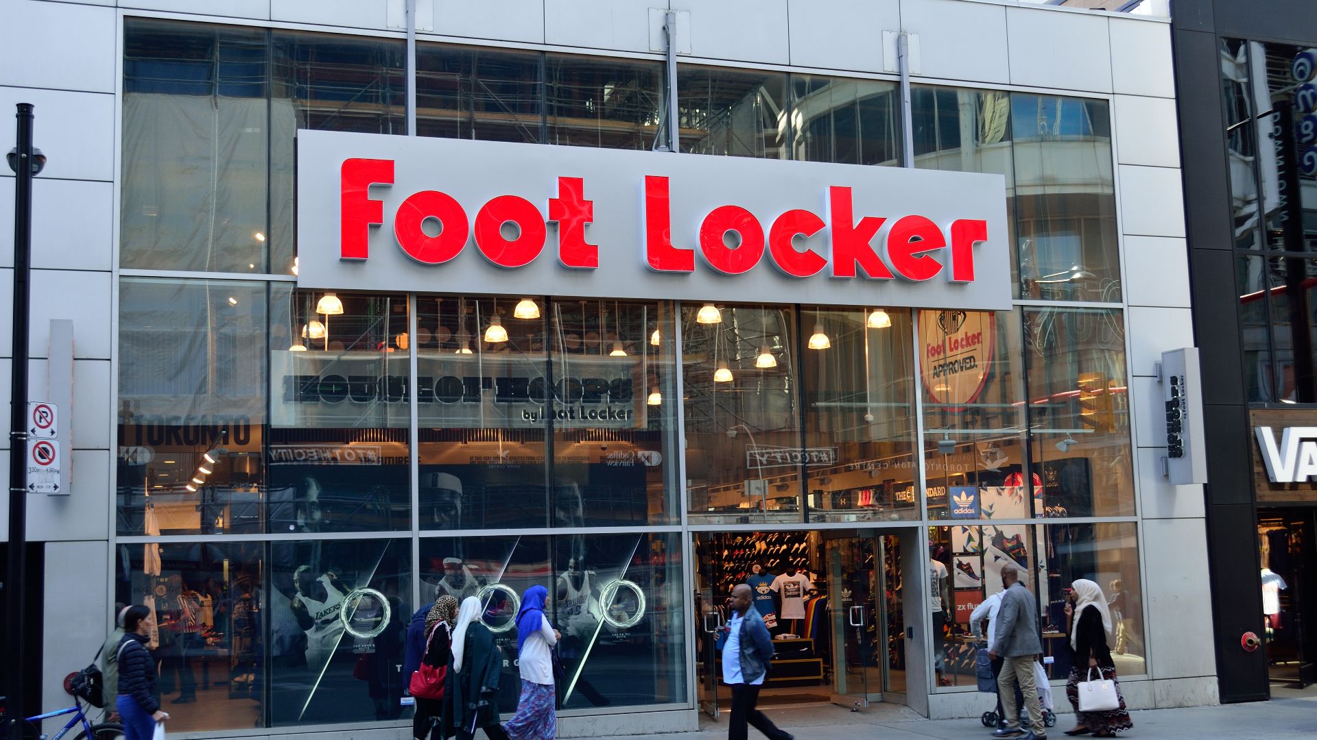 File:FootLockerYonge.jpg