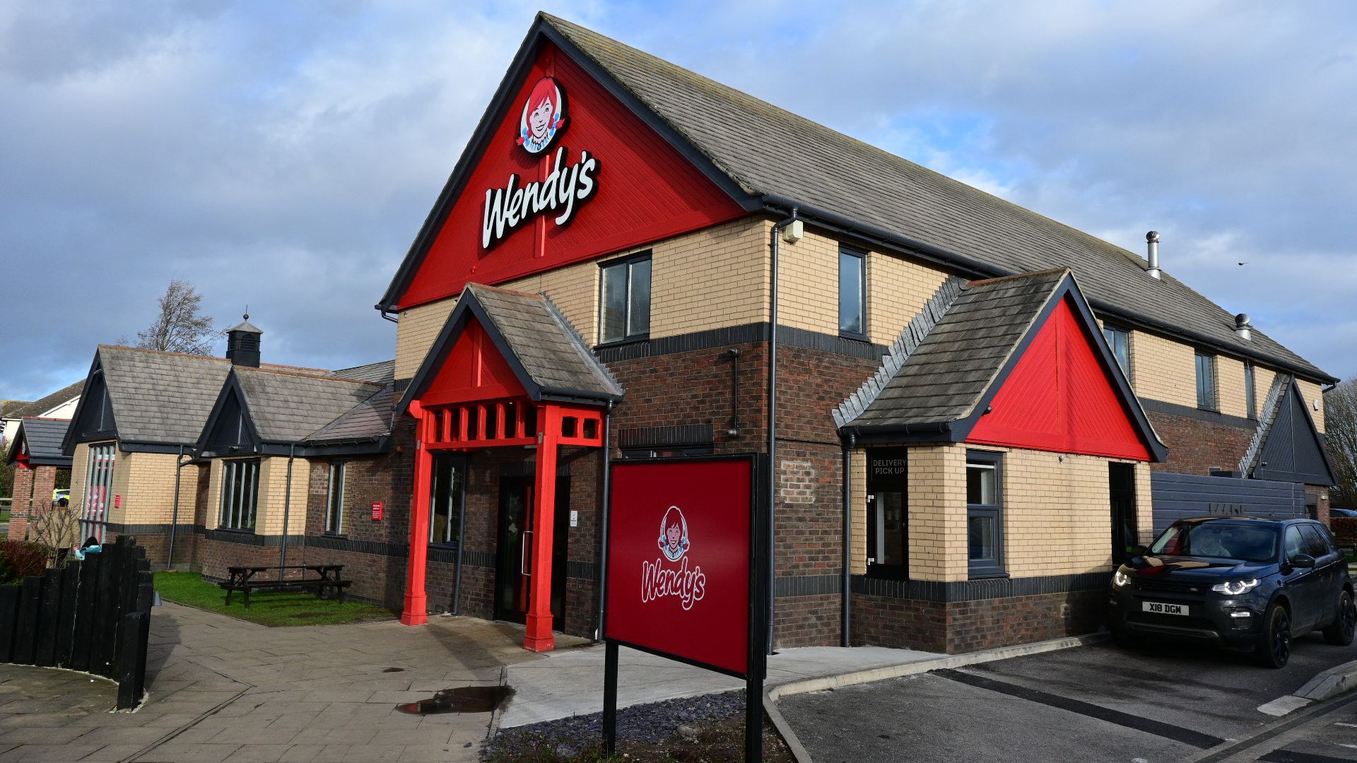 File:Wendy's on Kingswood, Kingston upon Hull Jan24 Building Overview.jpg