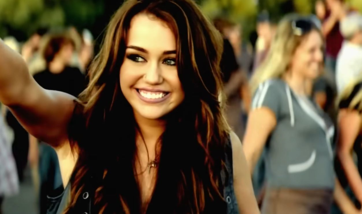Screenshot from Party in the USA, Hollywood Records (2009) 
