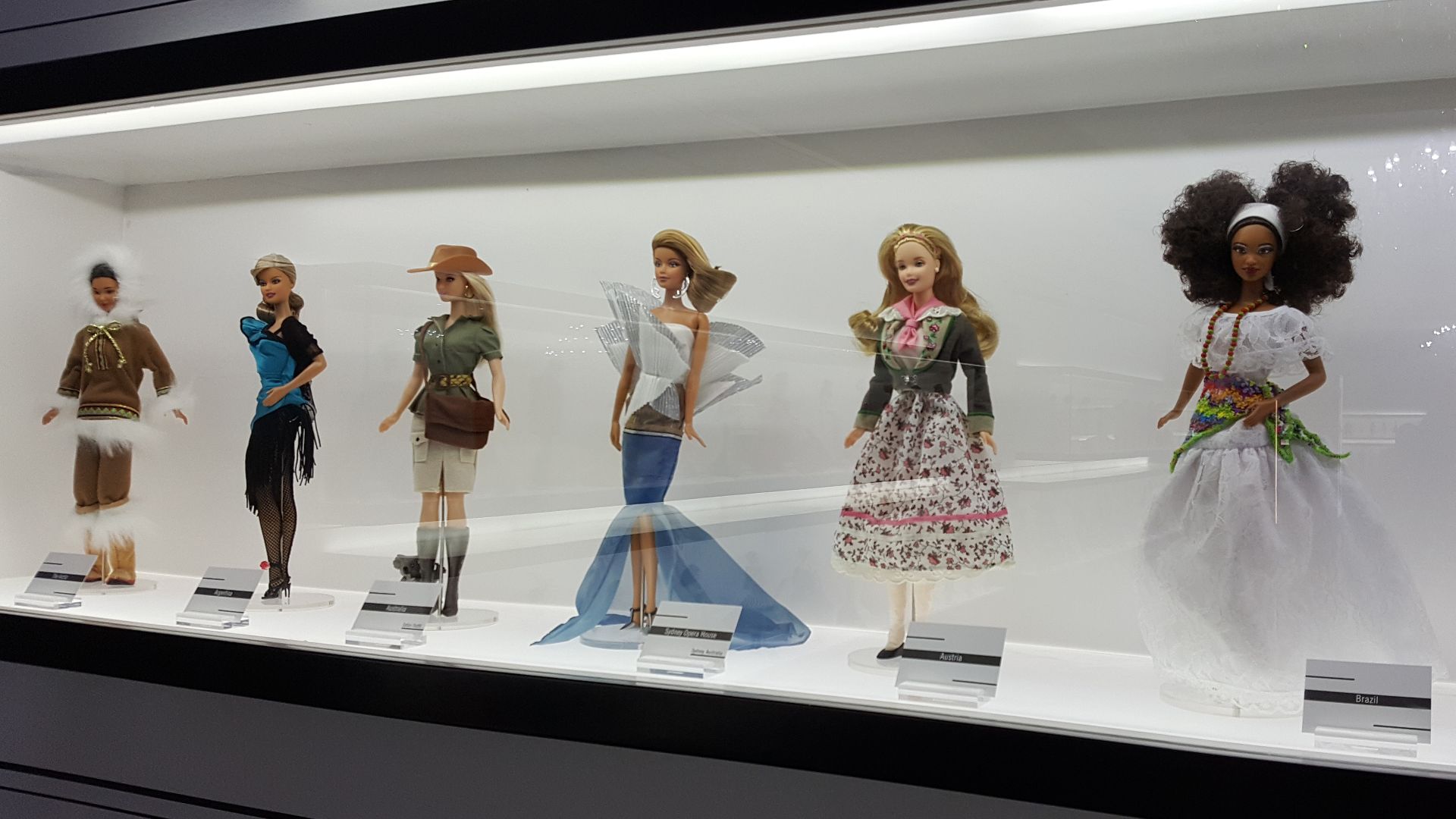 File:Wikimania 2017 by Ovedc - Wikimania 2017 post-conference - Barbie dolls - 04.jpg
