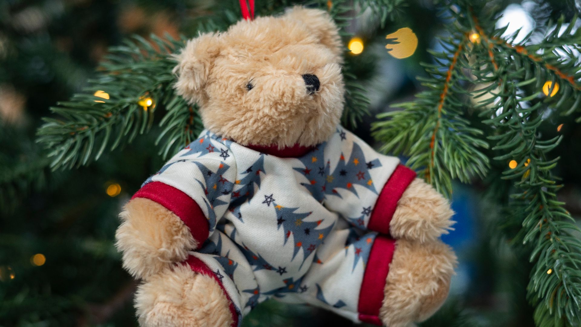 File:Teddy bear ornament displayed on a Christmas tree.jpg