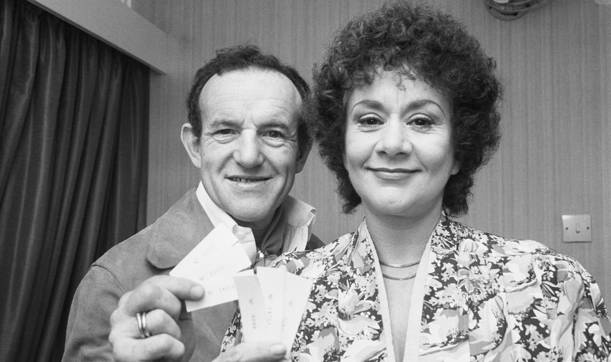 Northern Irish actor Colin Blakely (1930 - 1987) and English actress Joan Plowright showing lottery tickets, UK, 27th October 1980.
