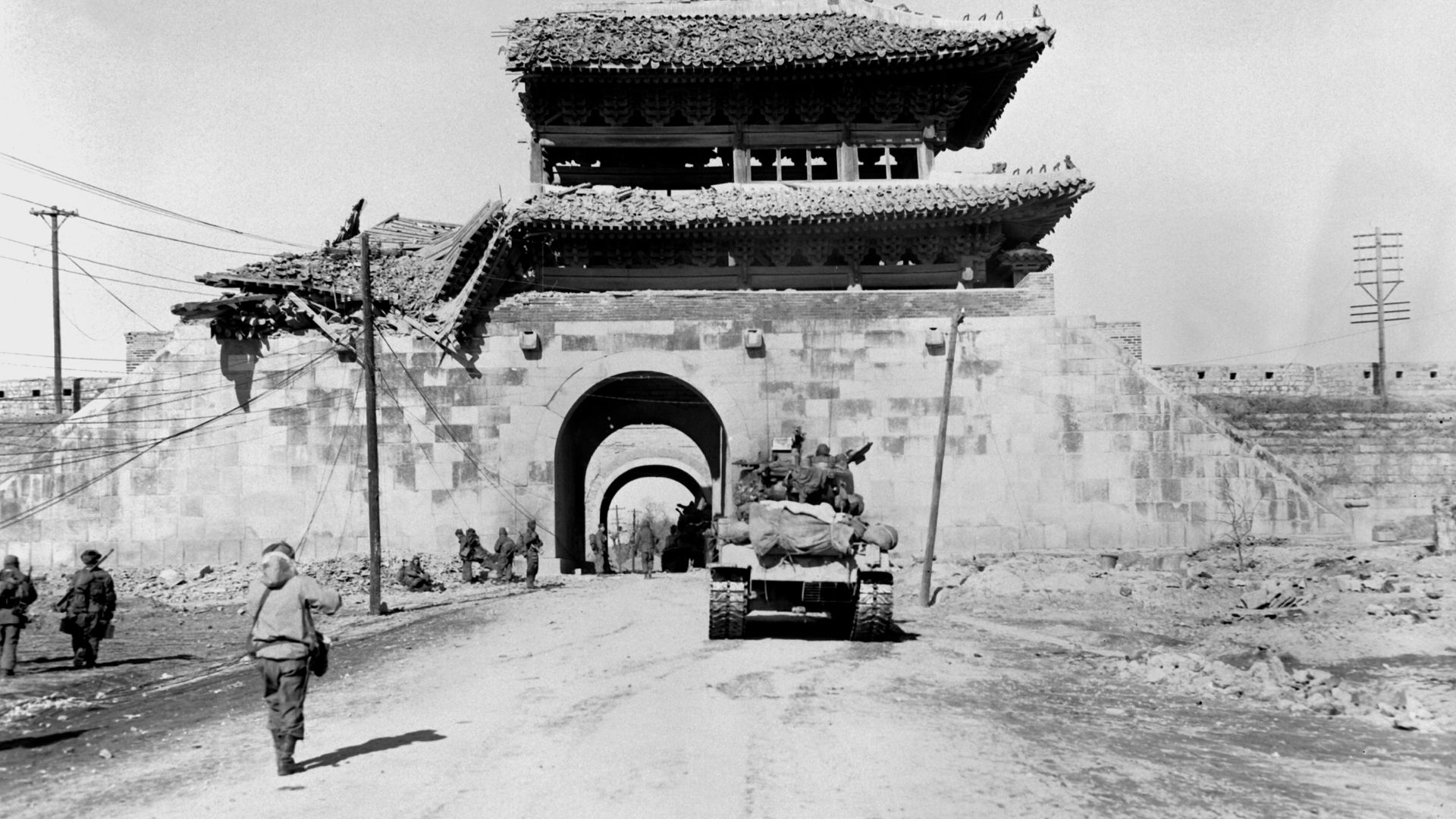 File:Namdaemun, Main Southern Entrance to Seoul (cropped).jpg