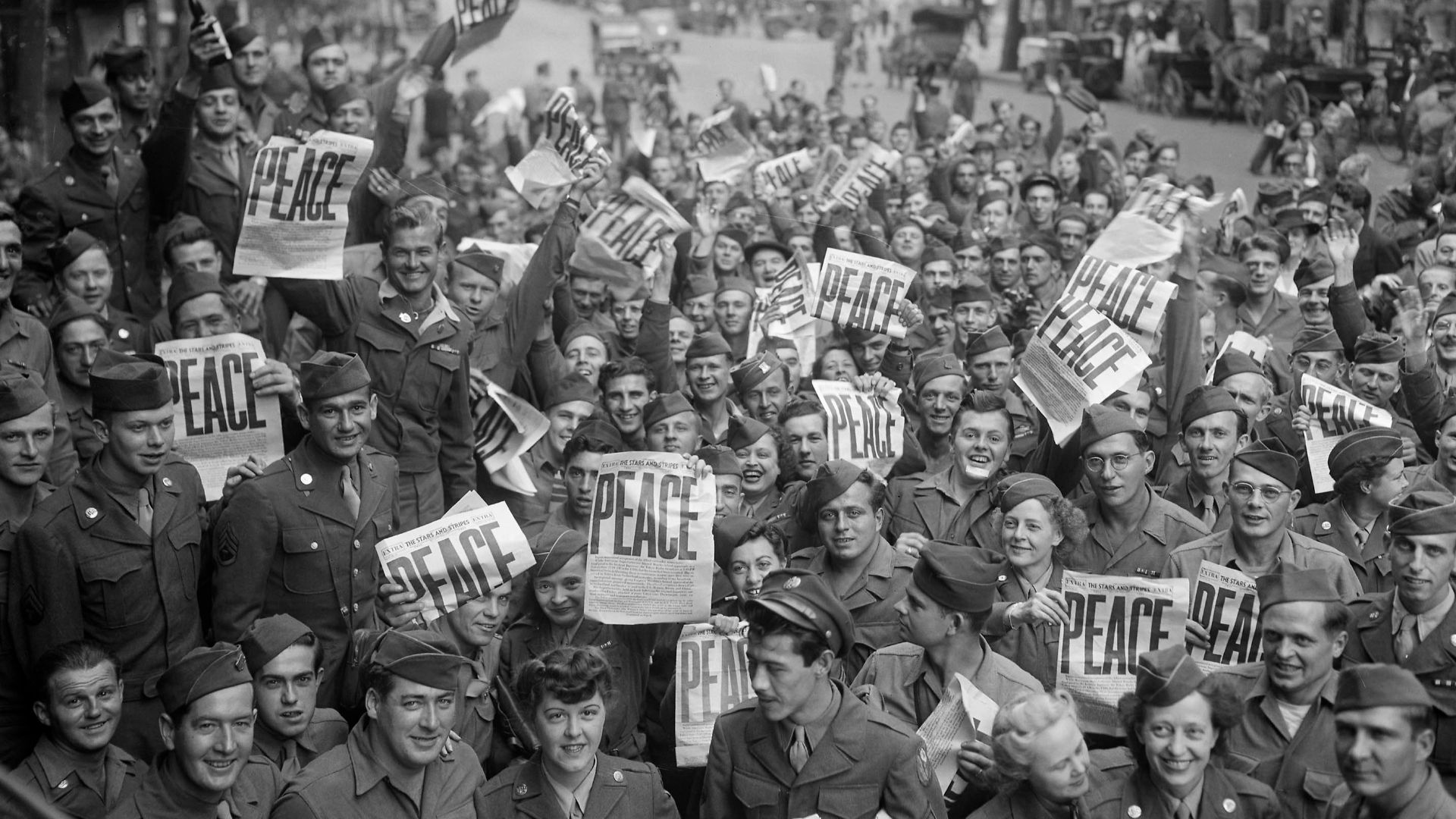 File:American military personnel gather in Paris to celebrate the Japanese surrender.jpg
