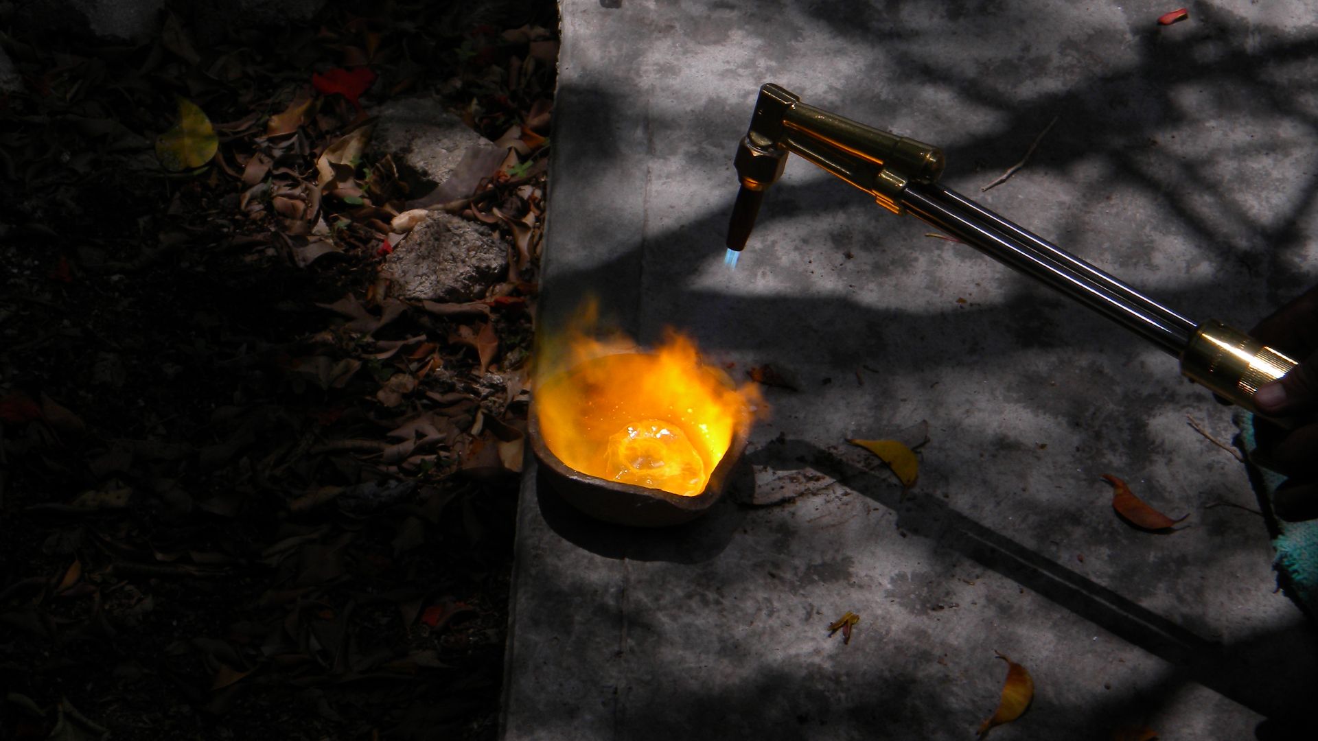 File:Melting Gold + copper (3633961623).jpg