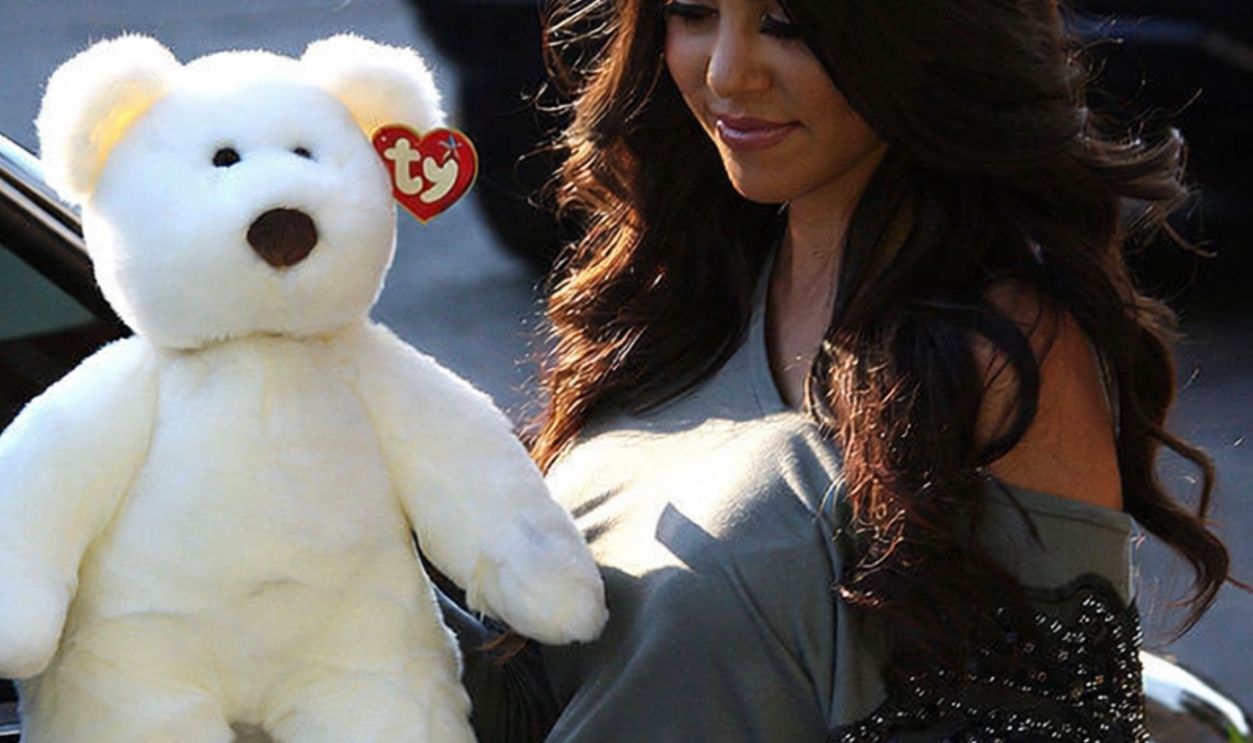 LOS ANGELES, CA - AUGUST 27: TV personality Kourtney Kardashian seen on Robertson after go baby shopping at Bel-Bambini on August 27, 2009 in Los Angeles, California.